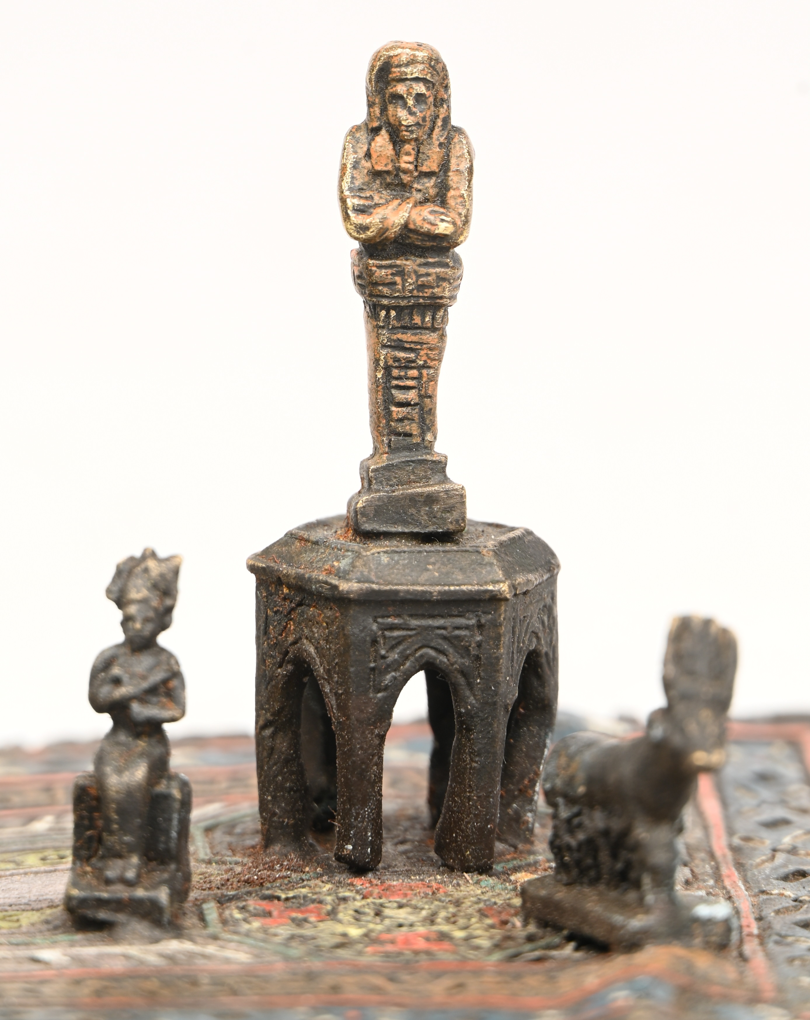 Een bronzen Arabische handelaar op een tapijt gezeten Een bronzen Arabische handelaar op een tapijt gezeten.