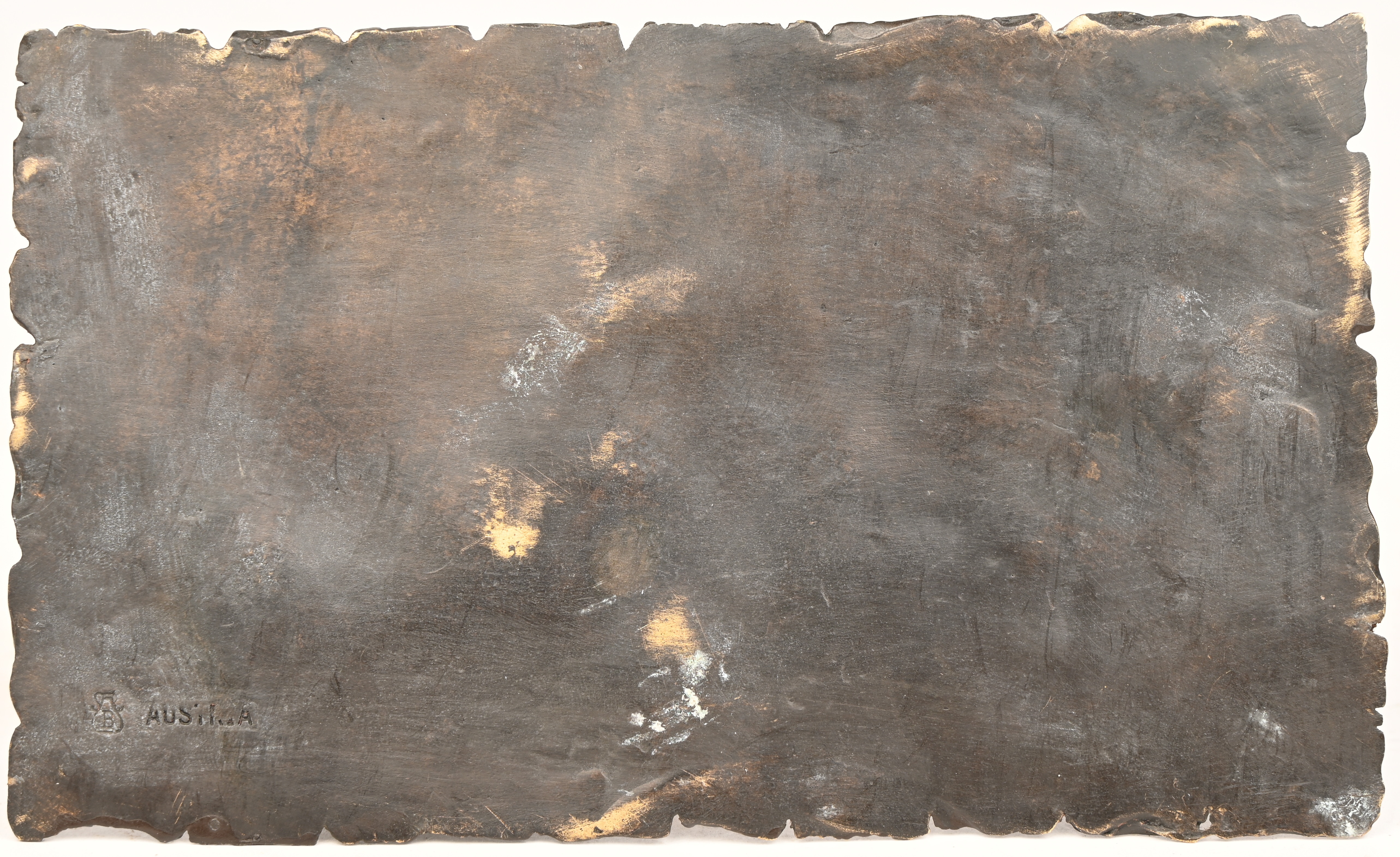 Een bronzen Arabische handelaar op een tapijt gezeten Een bronzen Arabische handelaar op een tapijt gezeten.