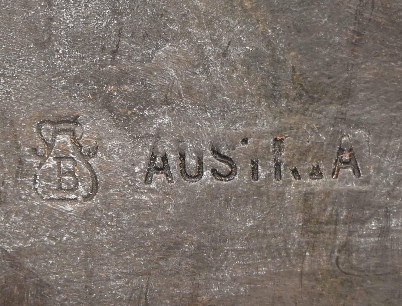 Een bronzen Arabische handelaar op een tapijt gezeten Een bronzen Arabische handelaar op een tapijt gezeten.