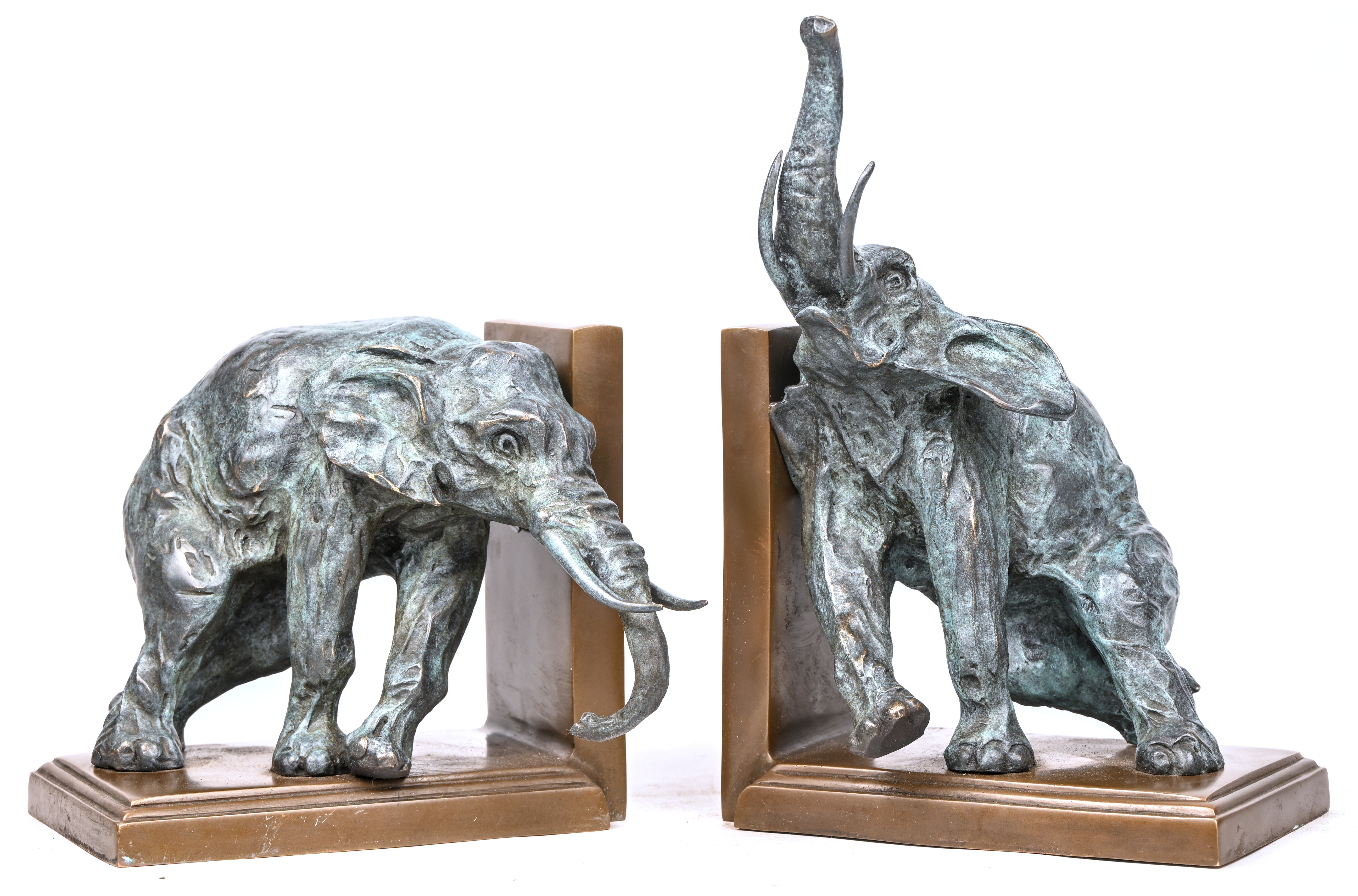 Een set van 2 bronzen boeksteunen in de vorm van olifanten Een set van 2 bronzen boeksteunen in de vorm van olifanten.