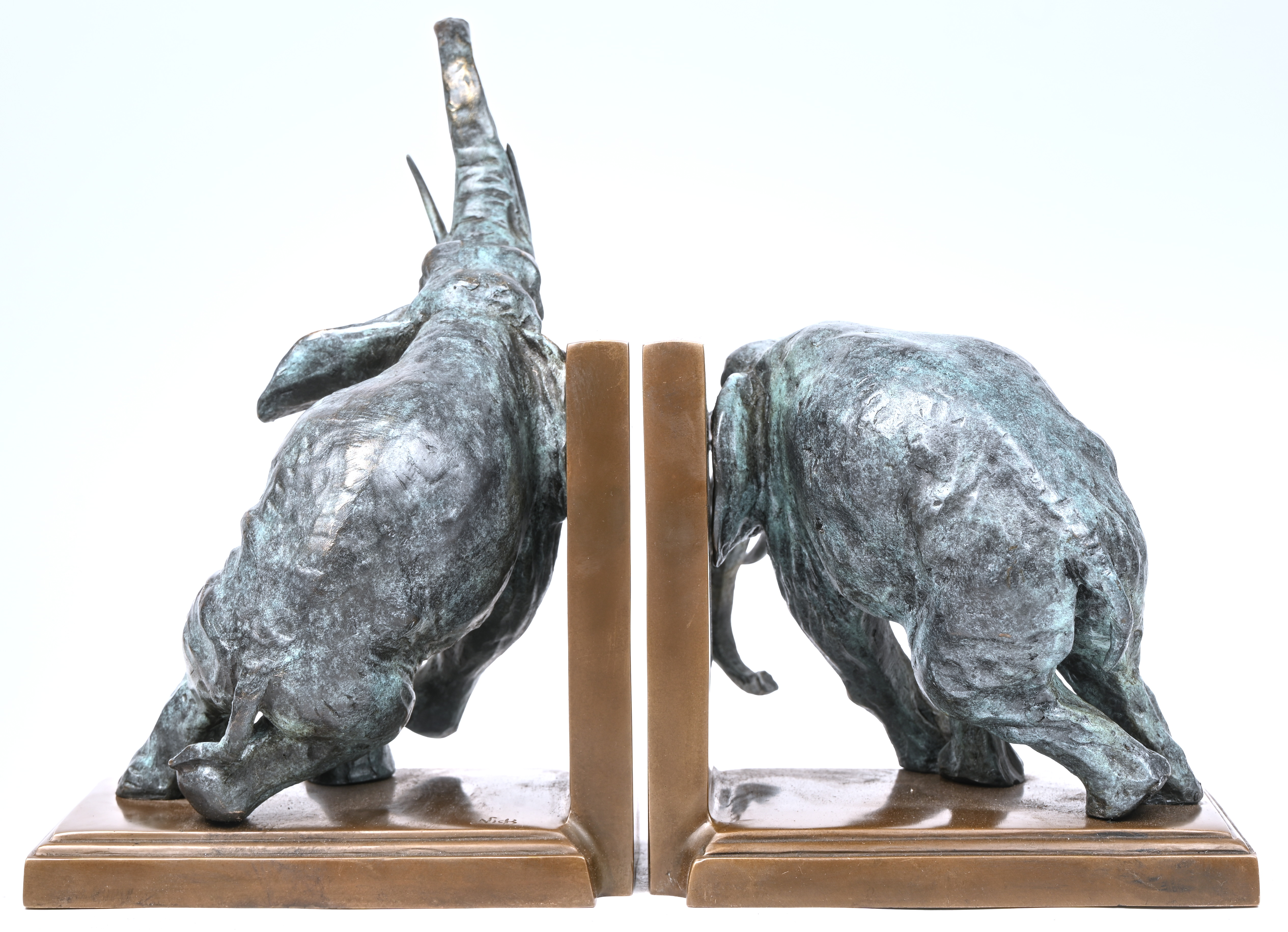 Een set van 2 bronzen boeksteunen in de vorm van olifanten Een set van 2 bronzen boeksteunen in de vorm van olifanten.