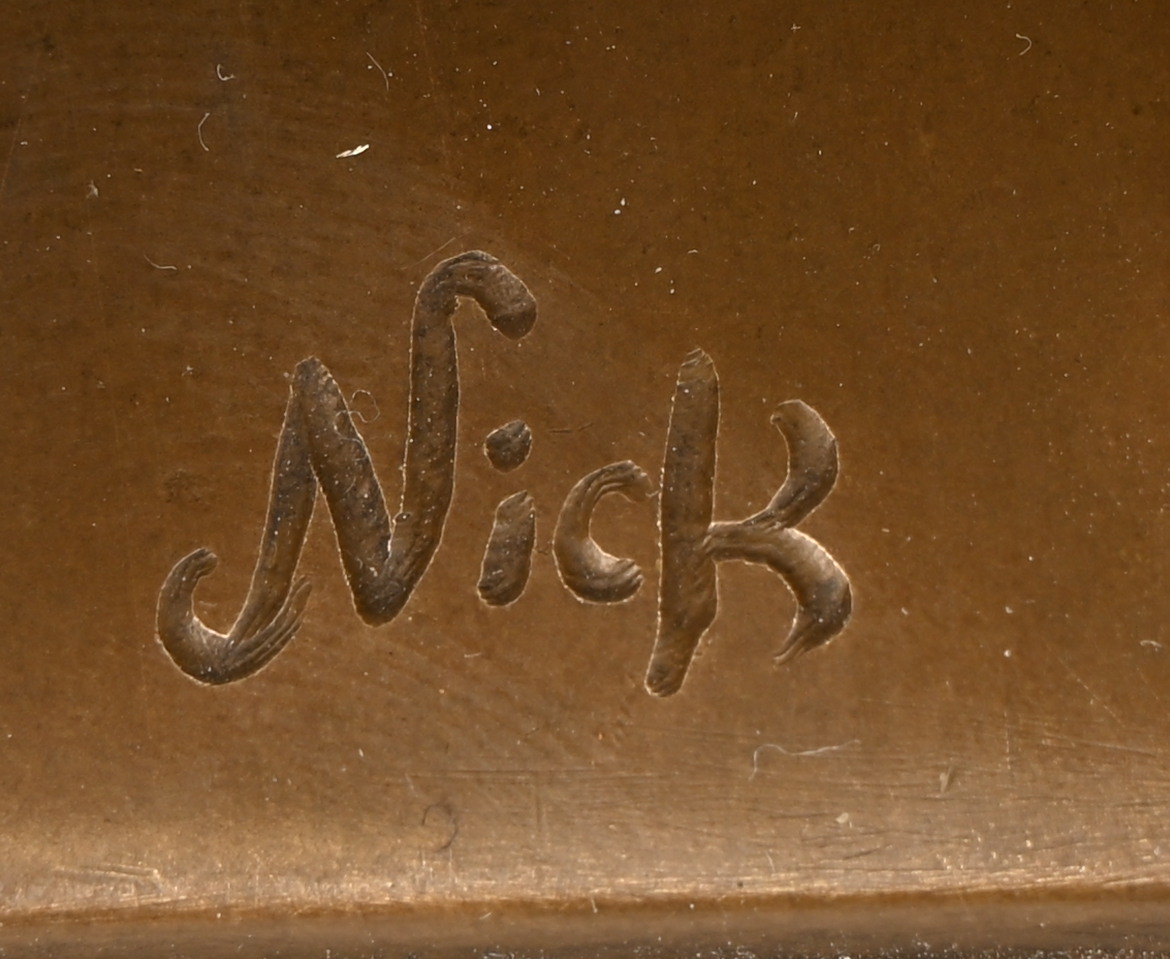 Een set van 2 bronzen boeksteunen in de vorm van olifanten Een set van 2 bronzen boeksteunen in de vorm van olifanten.