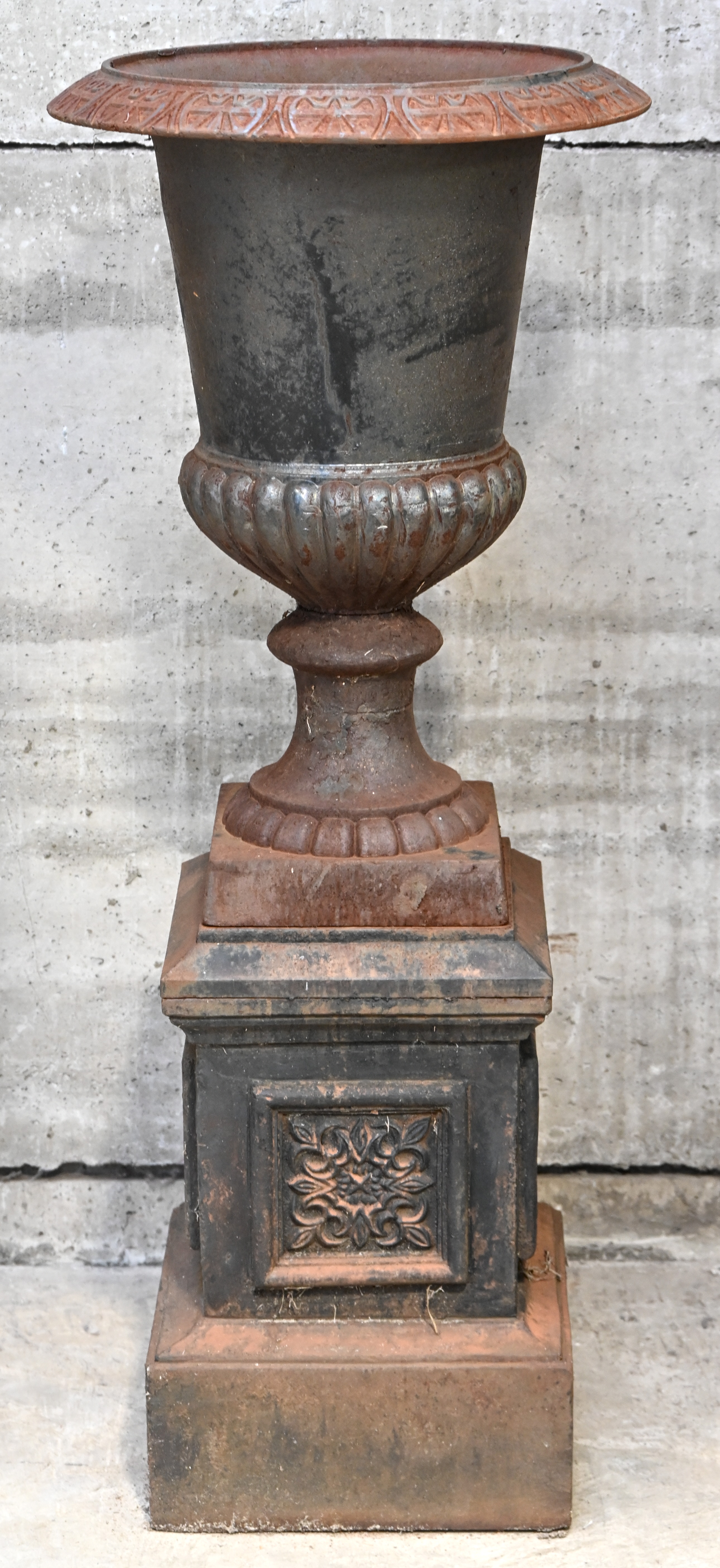 Een gietijzeren jardinière op bijhorende sokkel Een gietijzeren jardinière op bijhorende sokkel.
