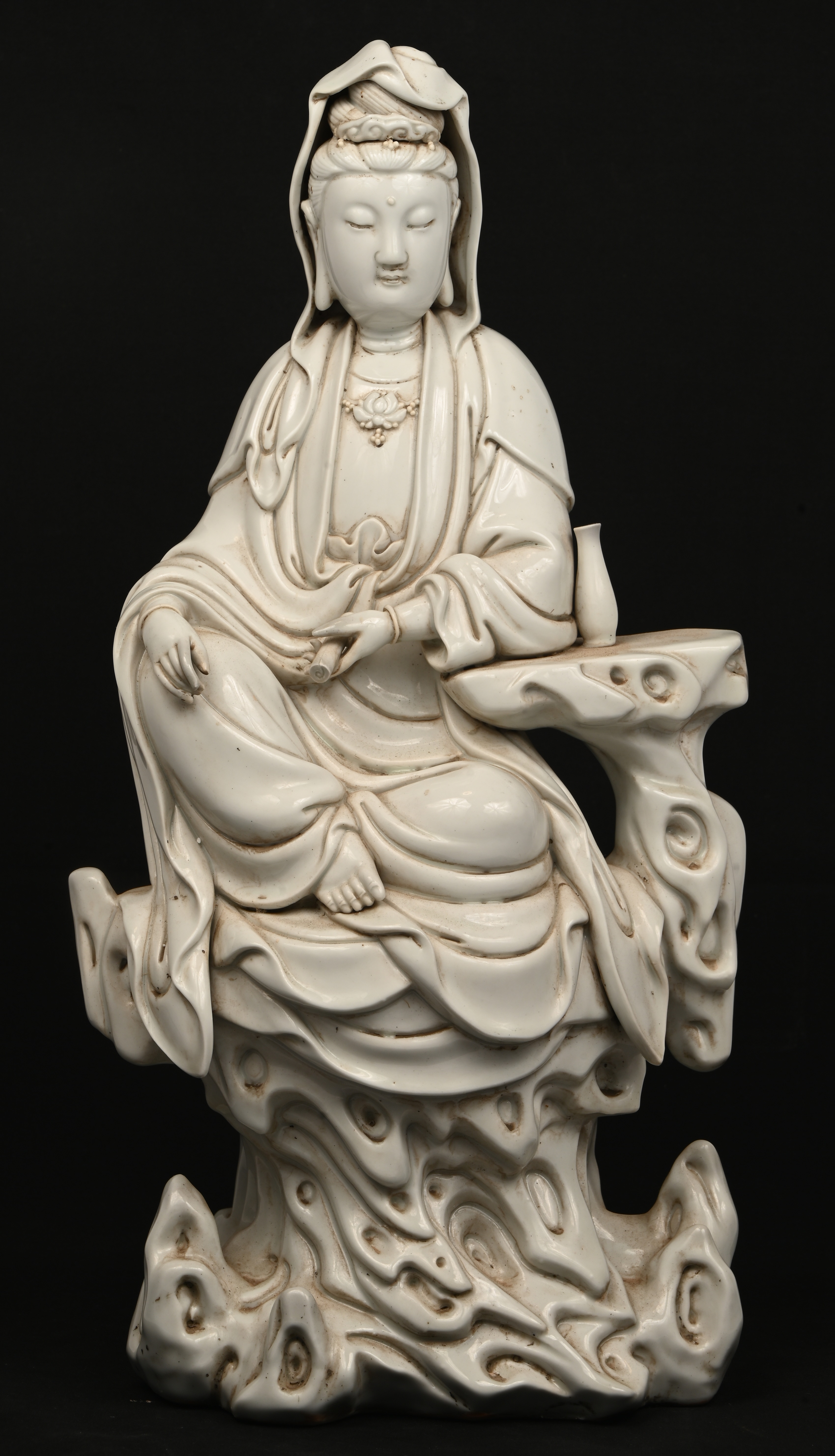 Een grote Chinees porseleinen Guanyin beeld Een grote Chinees porseleinen Guanyin beeld.