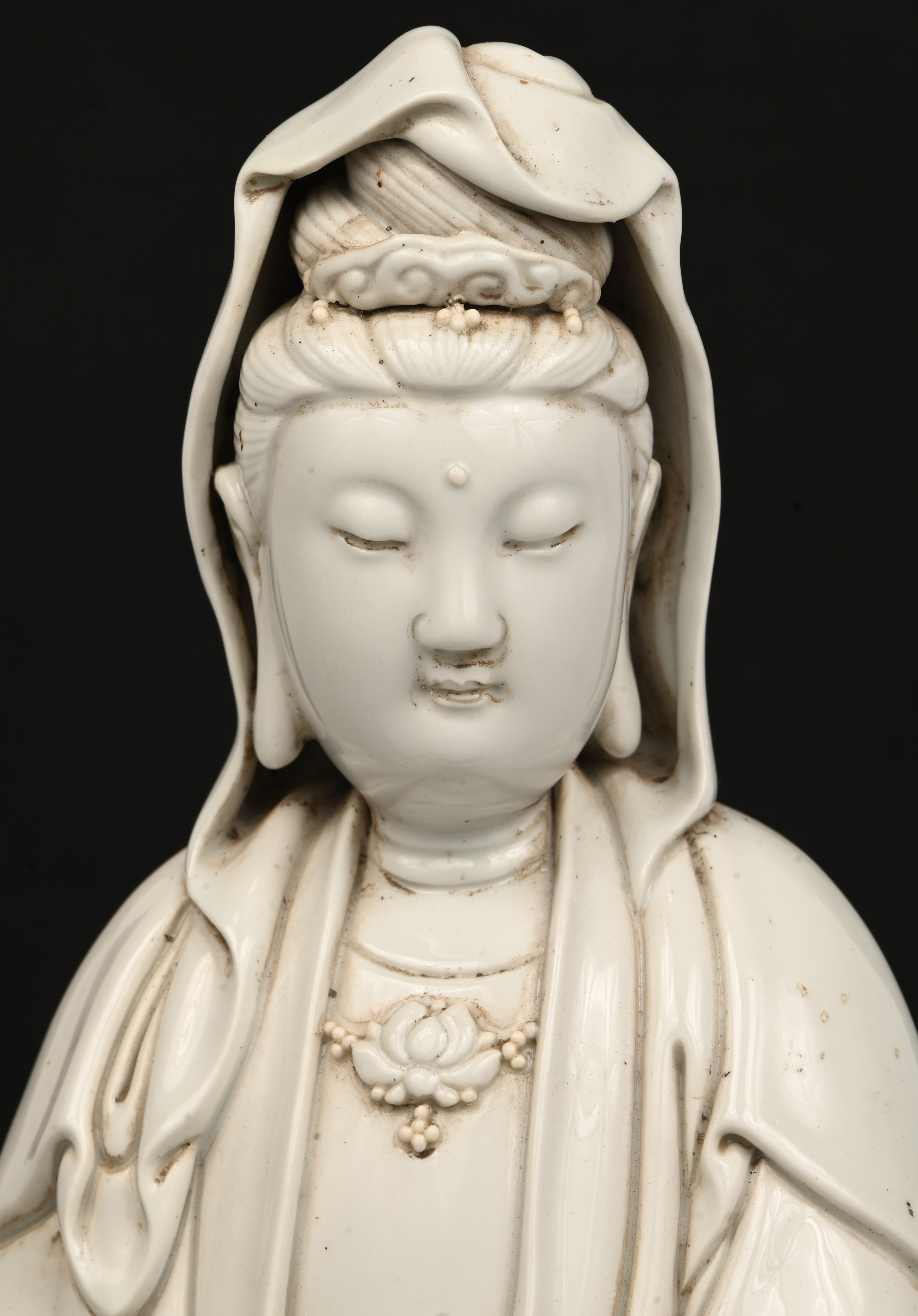 Een grote Chinees porseleinen Guanyin beeld Een grote Chinees porseleinen Guanyin beeld.