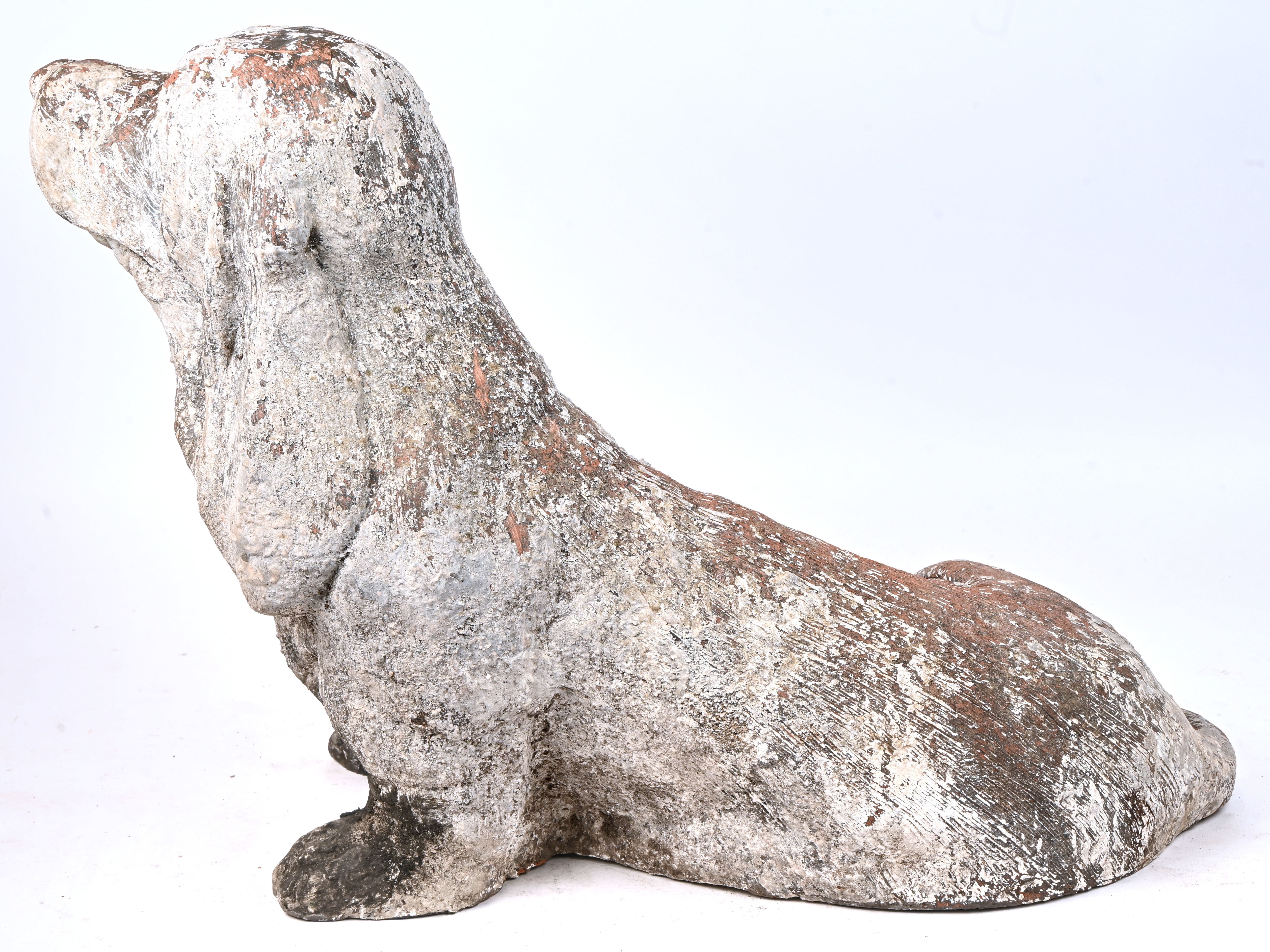 Een aardewerken hond met resten van polychromie Een aardewerken hond met resten van polychromie.