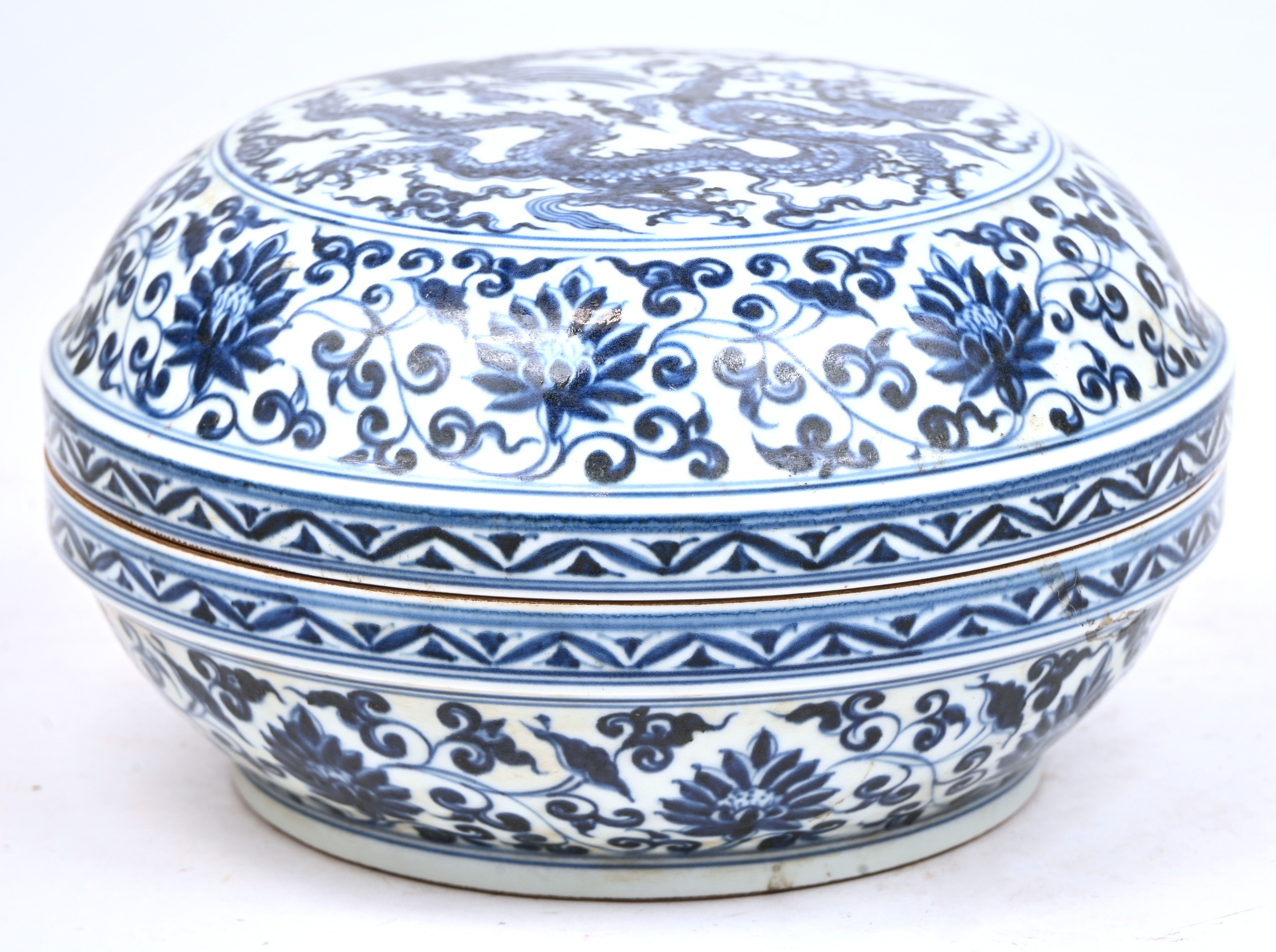 Een ronde Chinees porseleinen dekseldoos Een ronde Chinees porseleinen dekseldoos.