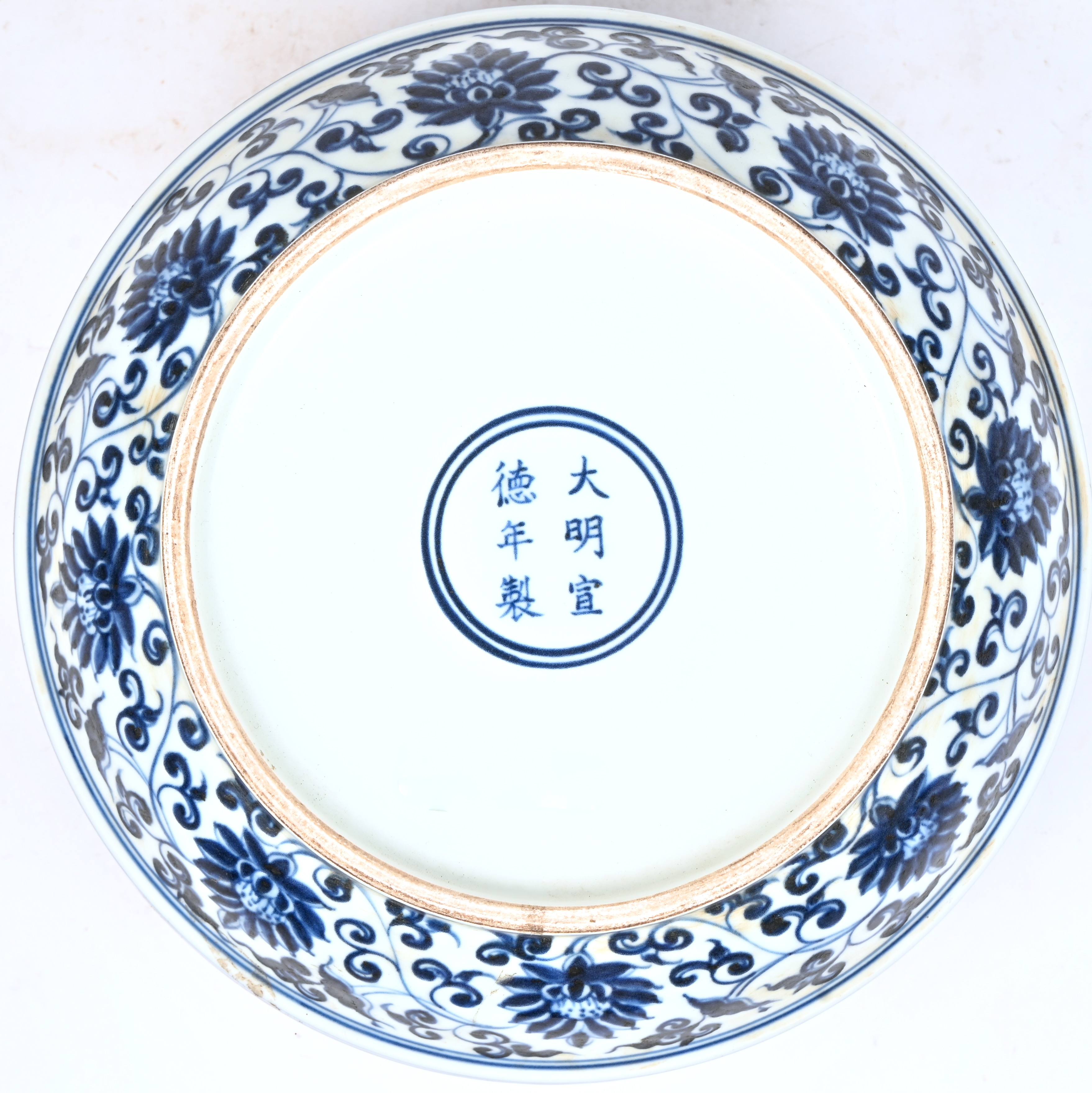 Een ronde Chinees porseleinen dekseldoos Een ronde Chinees porseleinen dekseldoos.