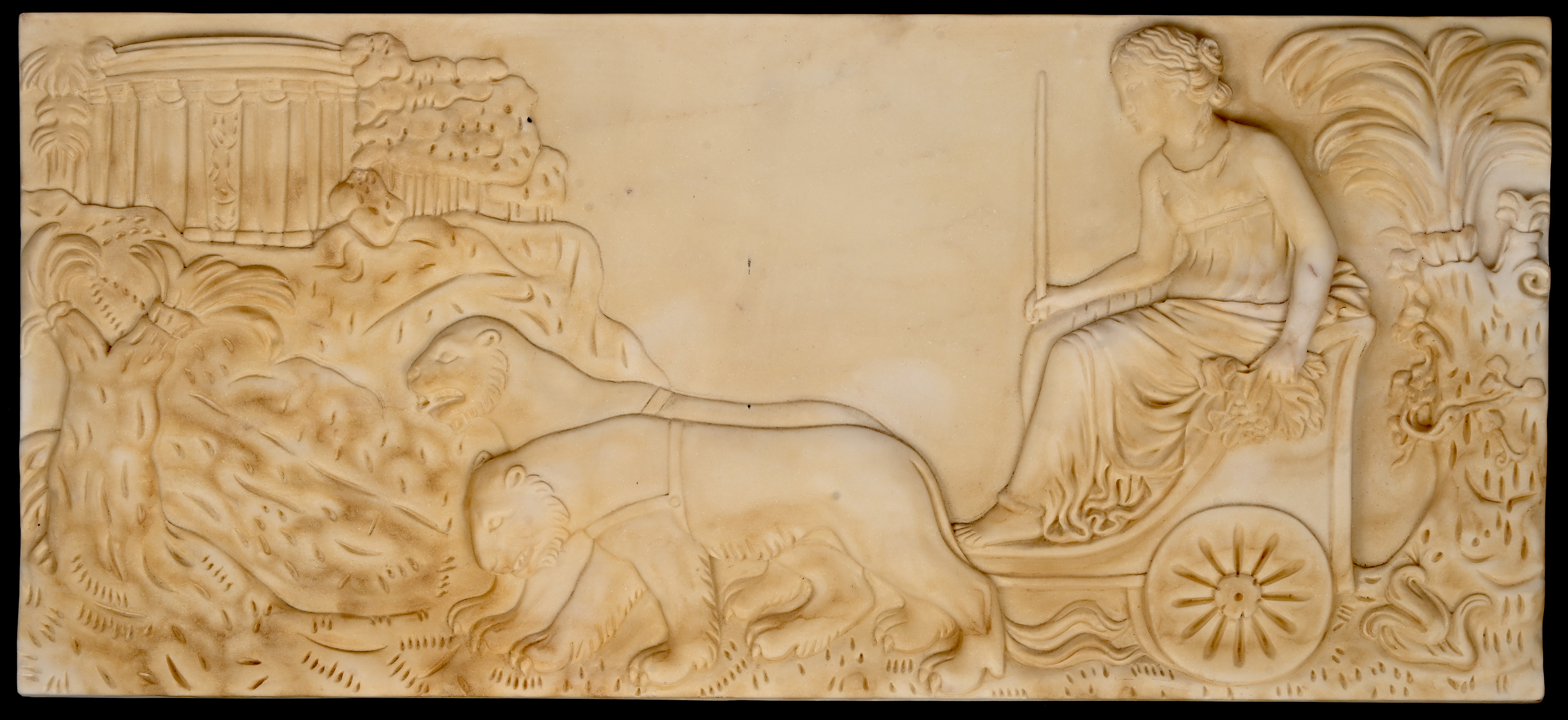 Een marmeren hoogreliëf met mythologische voorstelling Een marmeren hoogreliëf met mythologische voorstelling.