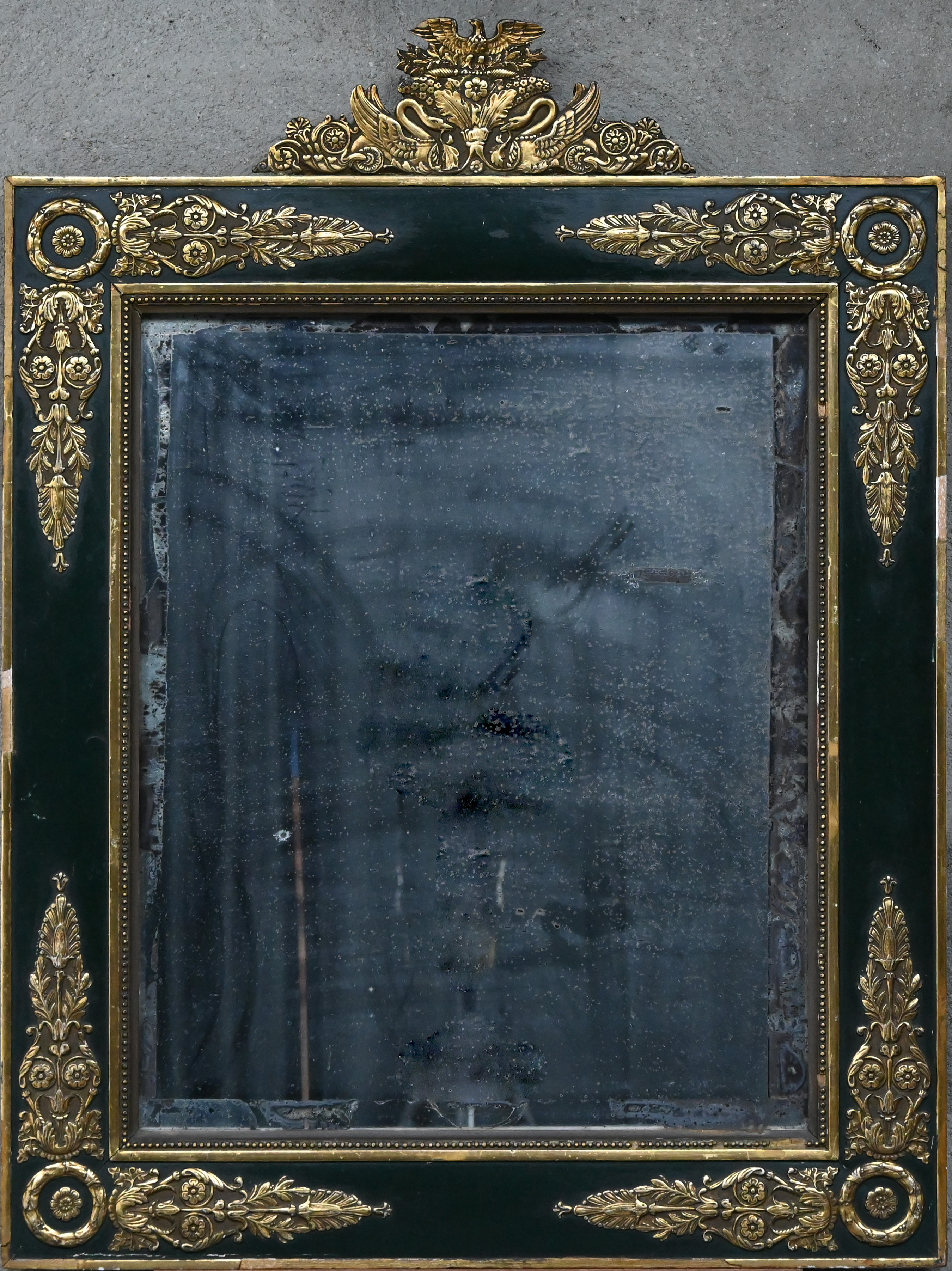 Een spiegel in klassieke kader met vergulde ornamenten, stijl Napoleon III Een spiegel in klassieke kader met vergulde ornamenten, stijl Napoleon III.