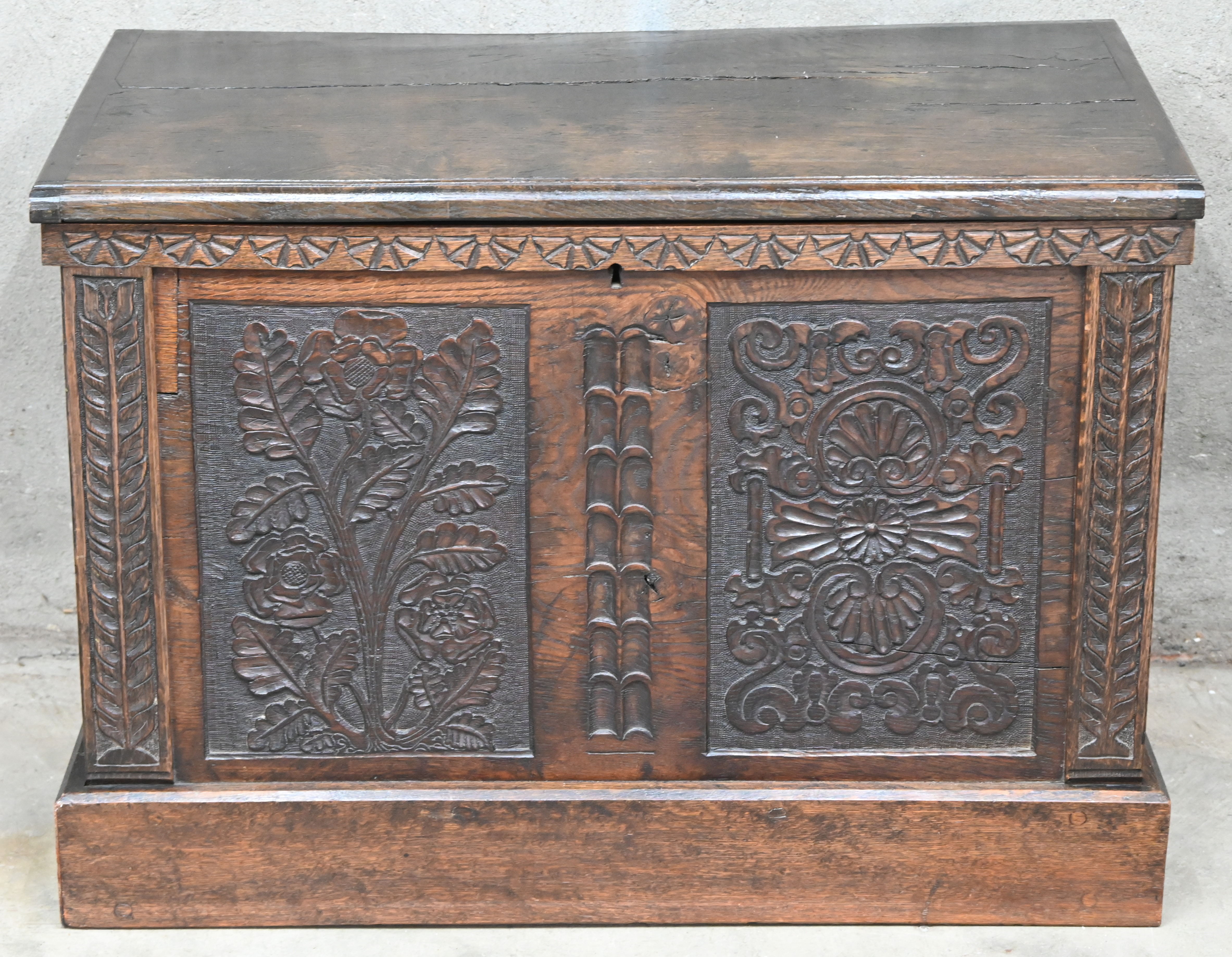 Een antieke massief eiken koffer, met gesculpteerd paneel aan de voorkant Een antieke massief eiken koffer, met gesculpteerd paneel aan de voorkant. Het slot