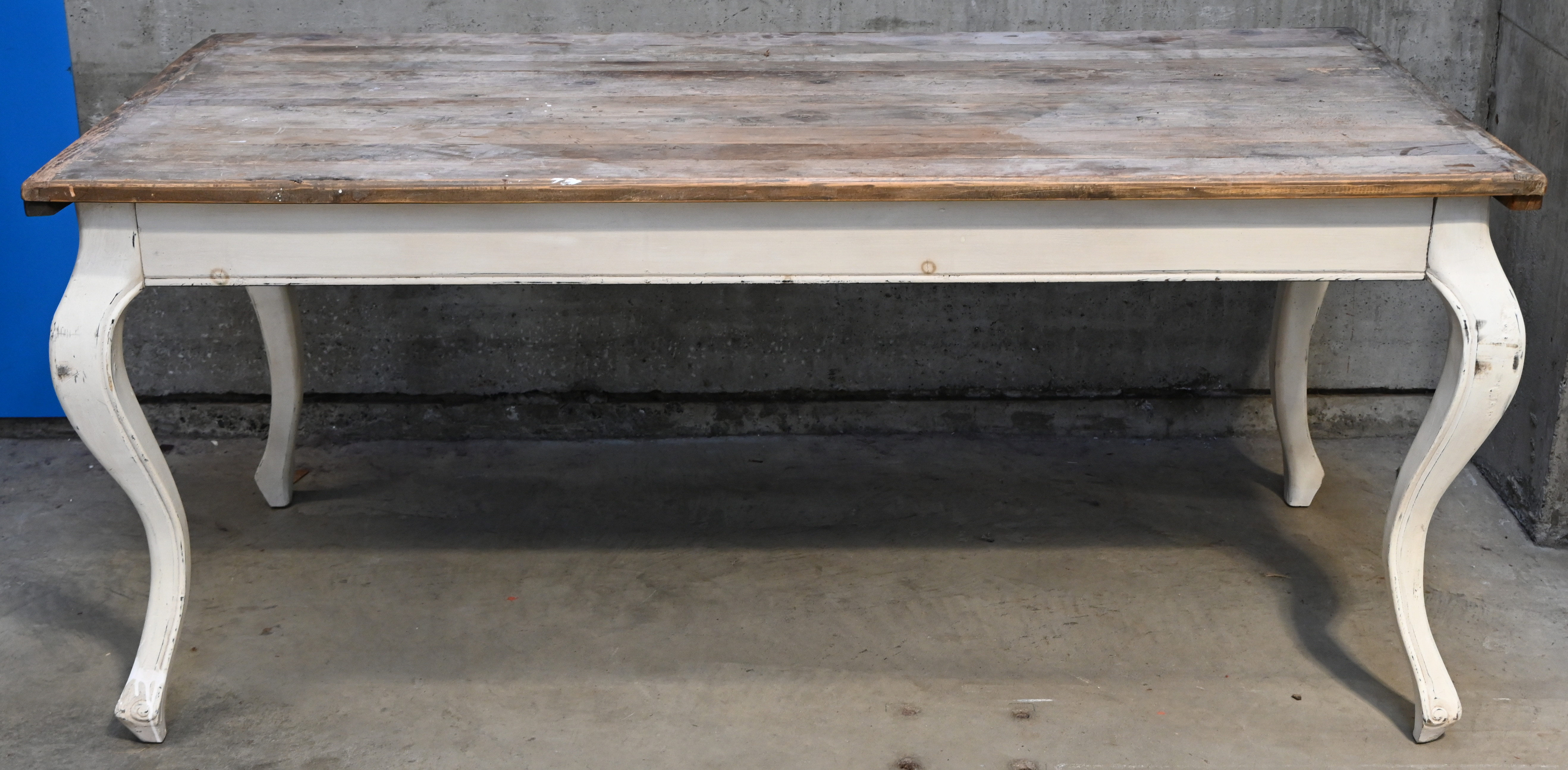 Een massief houten tafel in de stijl van Flamant Een massief houten tafel in de stijl van Flamant.