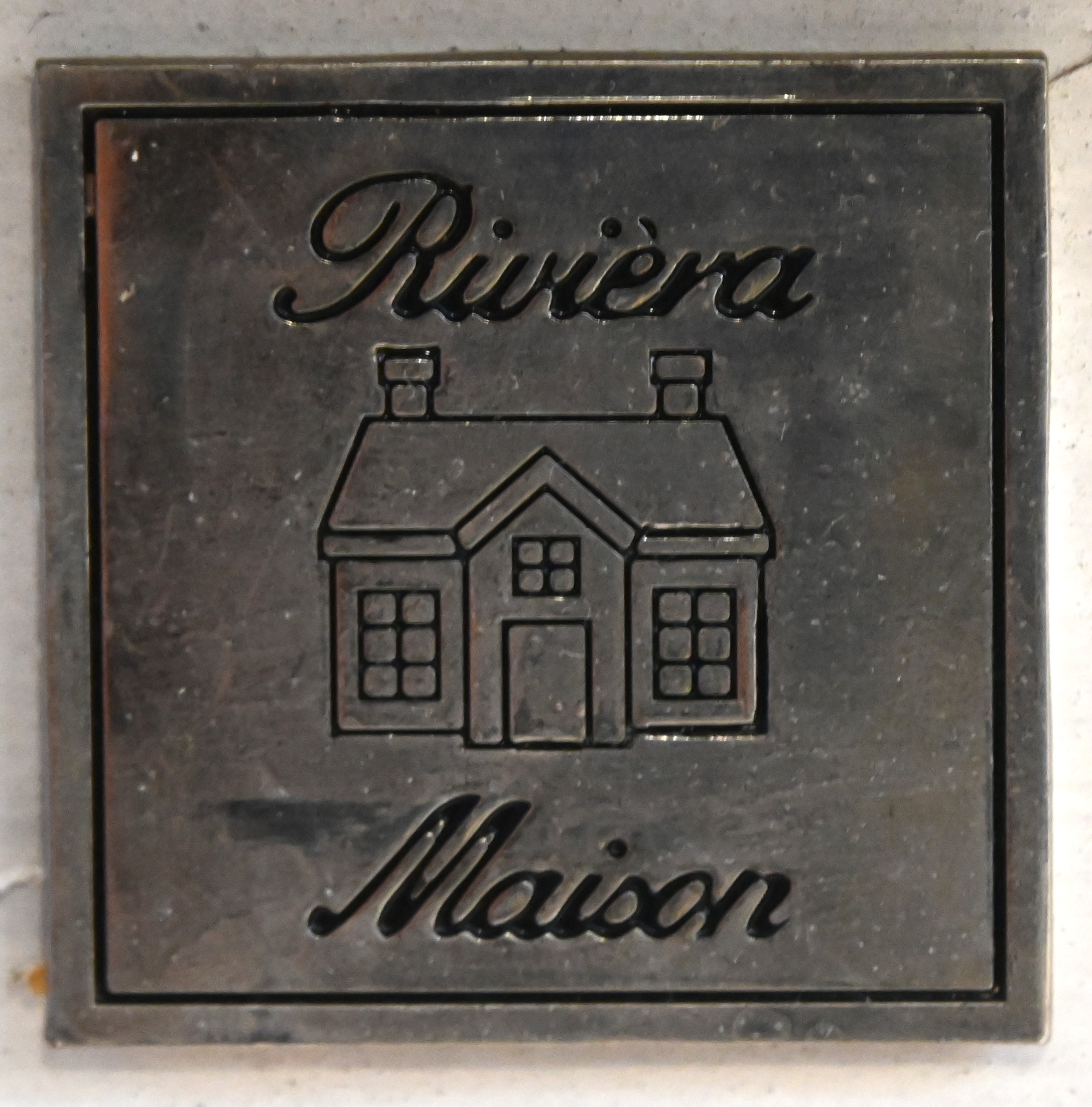 Een massief houten tafel in de stijl van Flamant Een massief houten tafel in de stijl van Flamant.