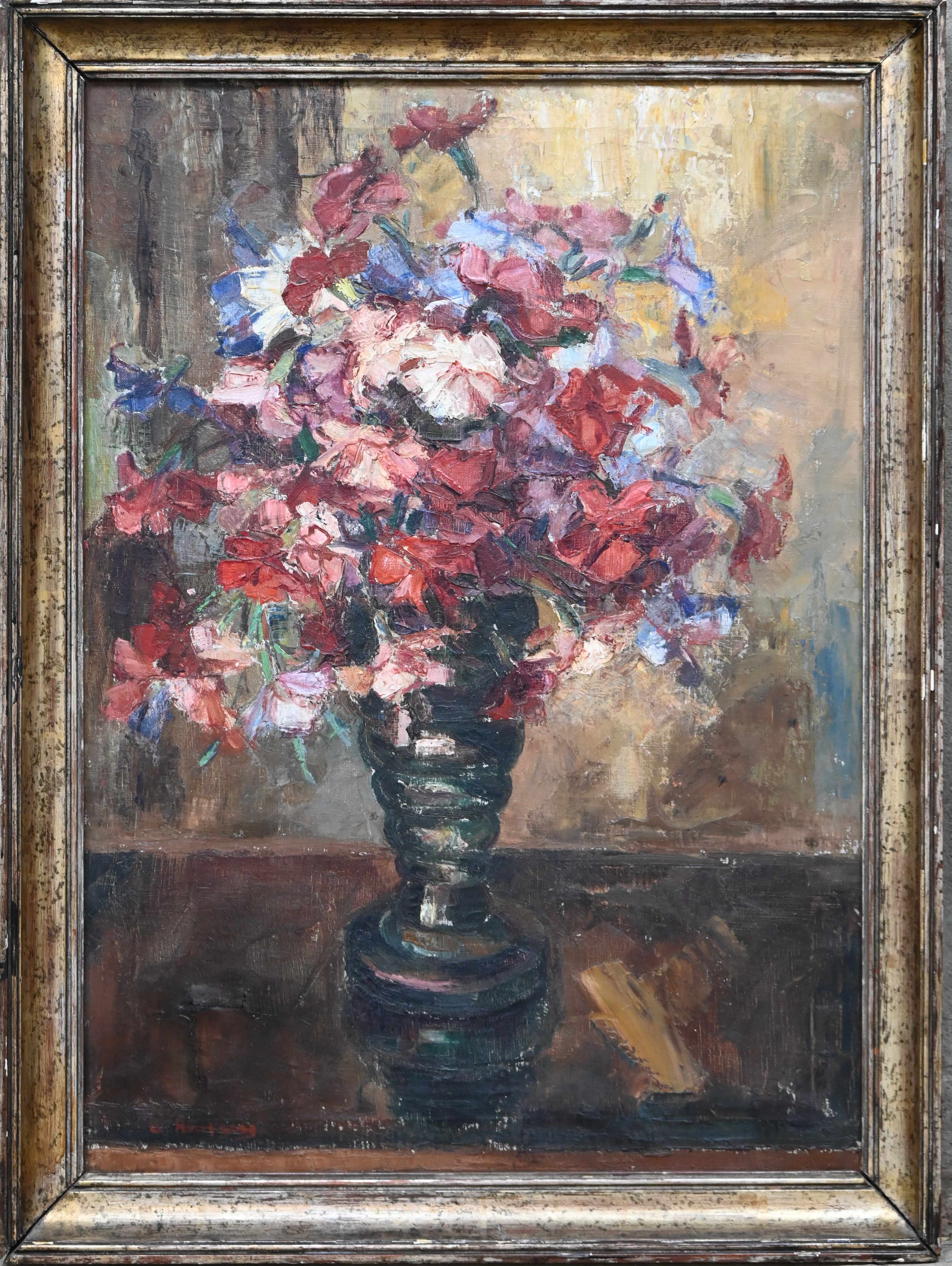 “Stilleven met bloemenvaas” een schilderij, olieverf op doek, met herstelling onder links. Draagt handtekening “Stilleven met bloemenvaas” een schilderij, olieverf op doek, met herstelling onder links. Draagt handtekening.