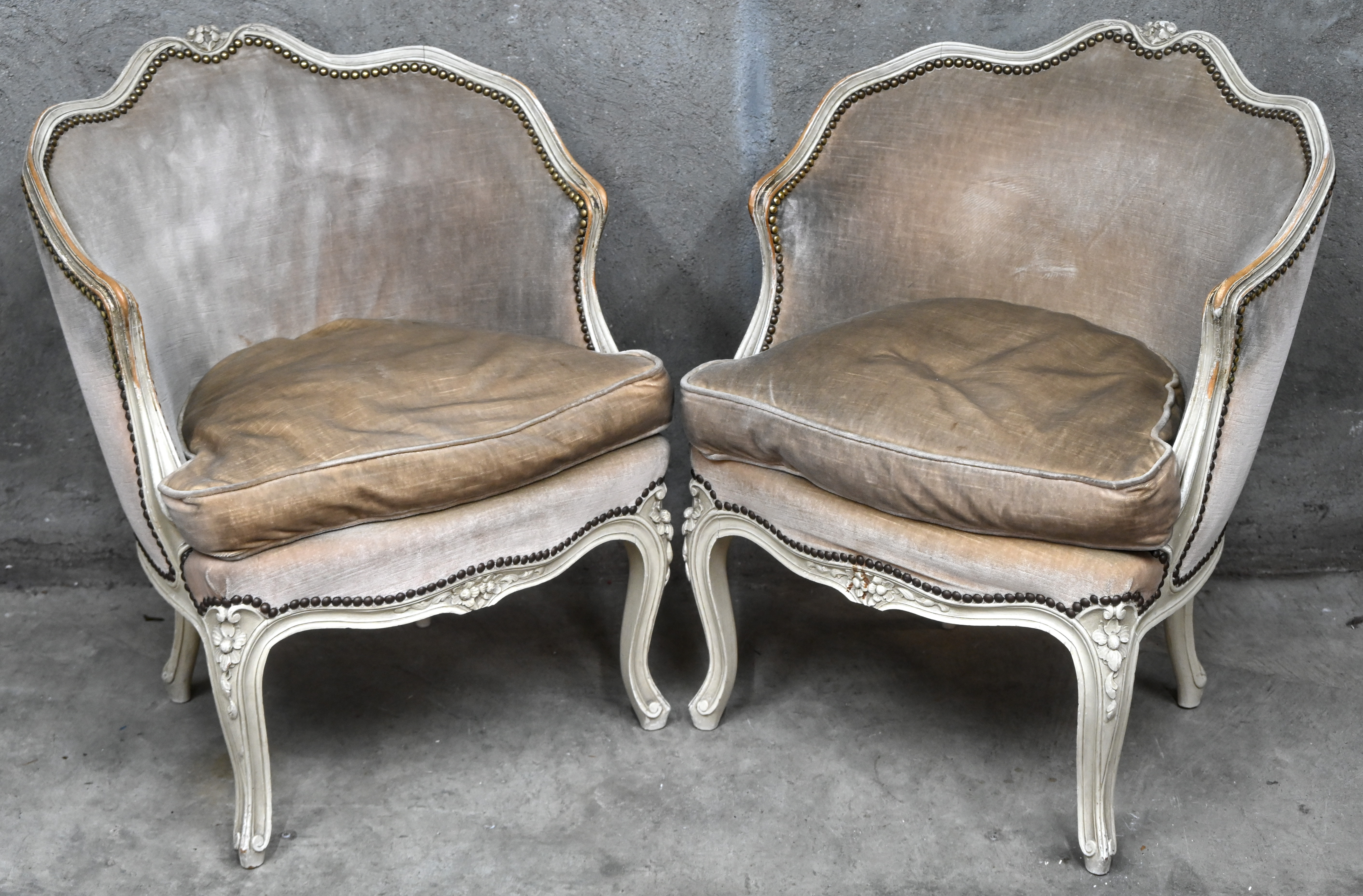 Een set van 2 Bergère stoeltjes, hout met velours stof Een set van 2 Bergère stoeltjes, hout met velours stof.