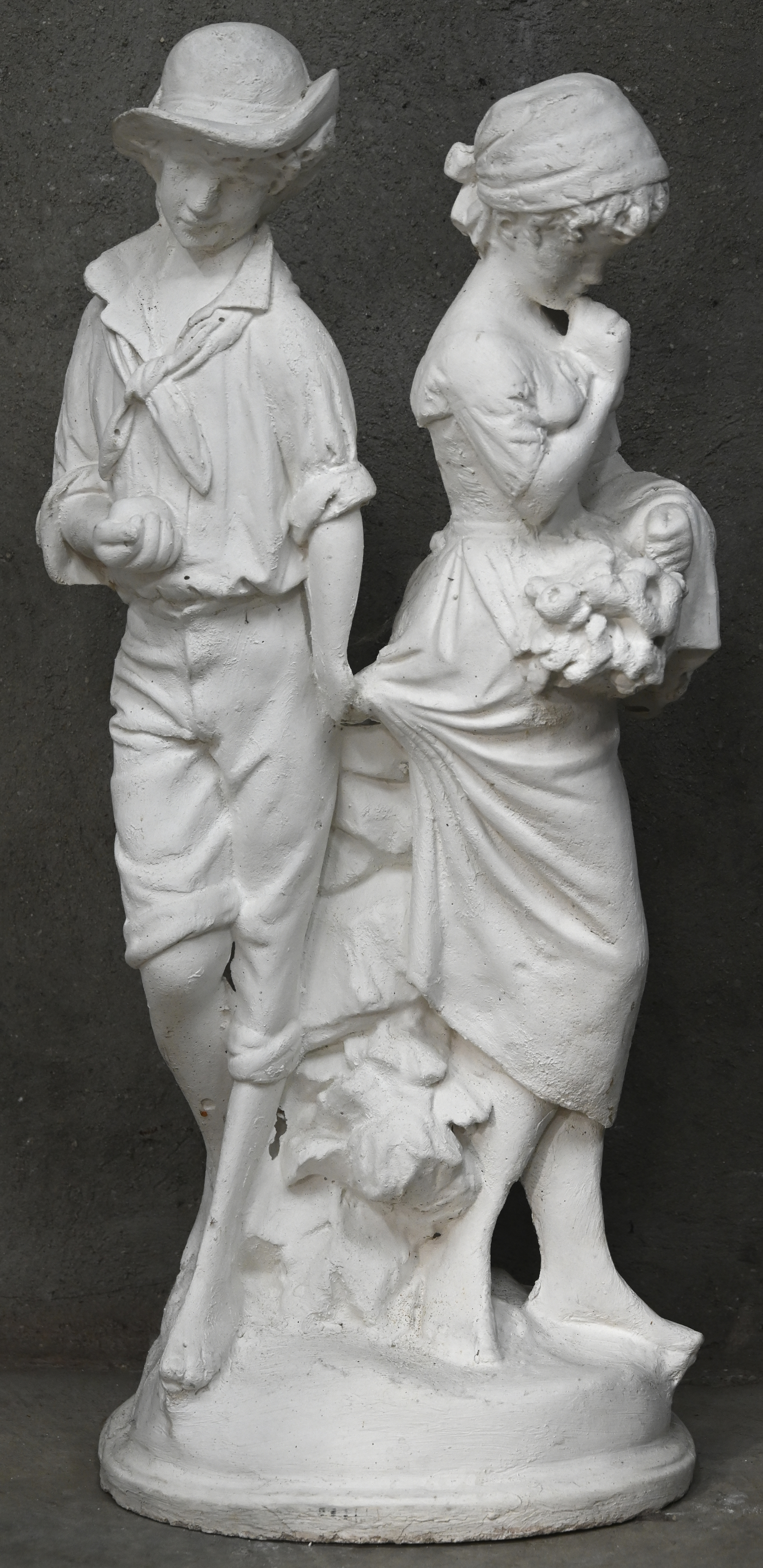 “Jongen met appel en meisje met bloemen”. Een gegoten en witgepatineerde groep “Jongen met appel en meisje met bloemen”. Een gegoten en witgepatineerde groep.