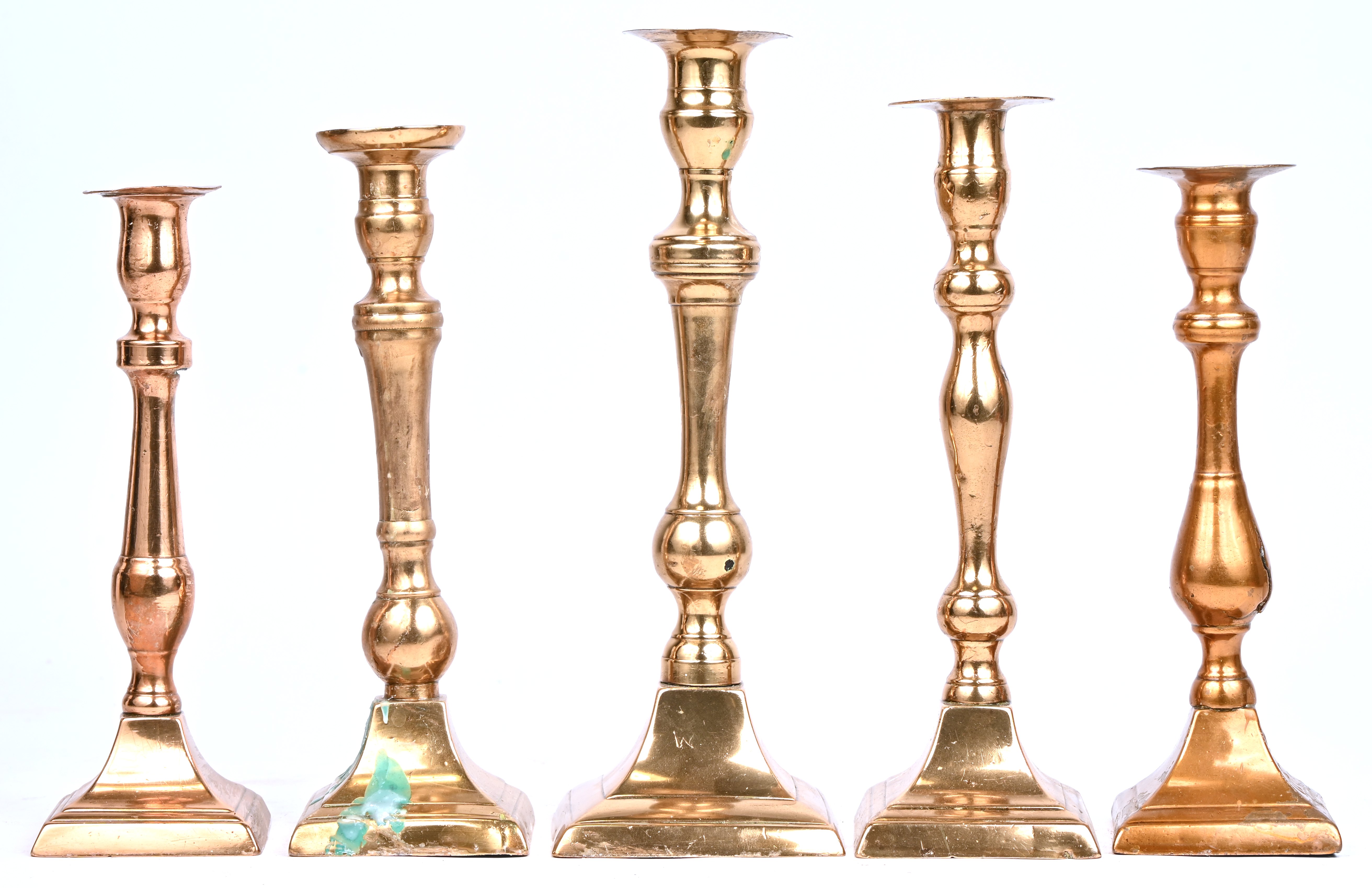 Vijf messingen kandelaars van verschillende grote. Eind 19de eeuw Vijf messingen kandelaars van verschillende grote. Eind 19de eeuw.