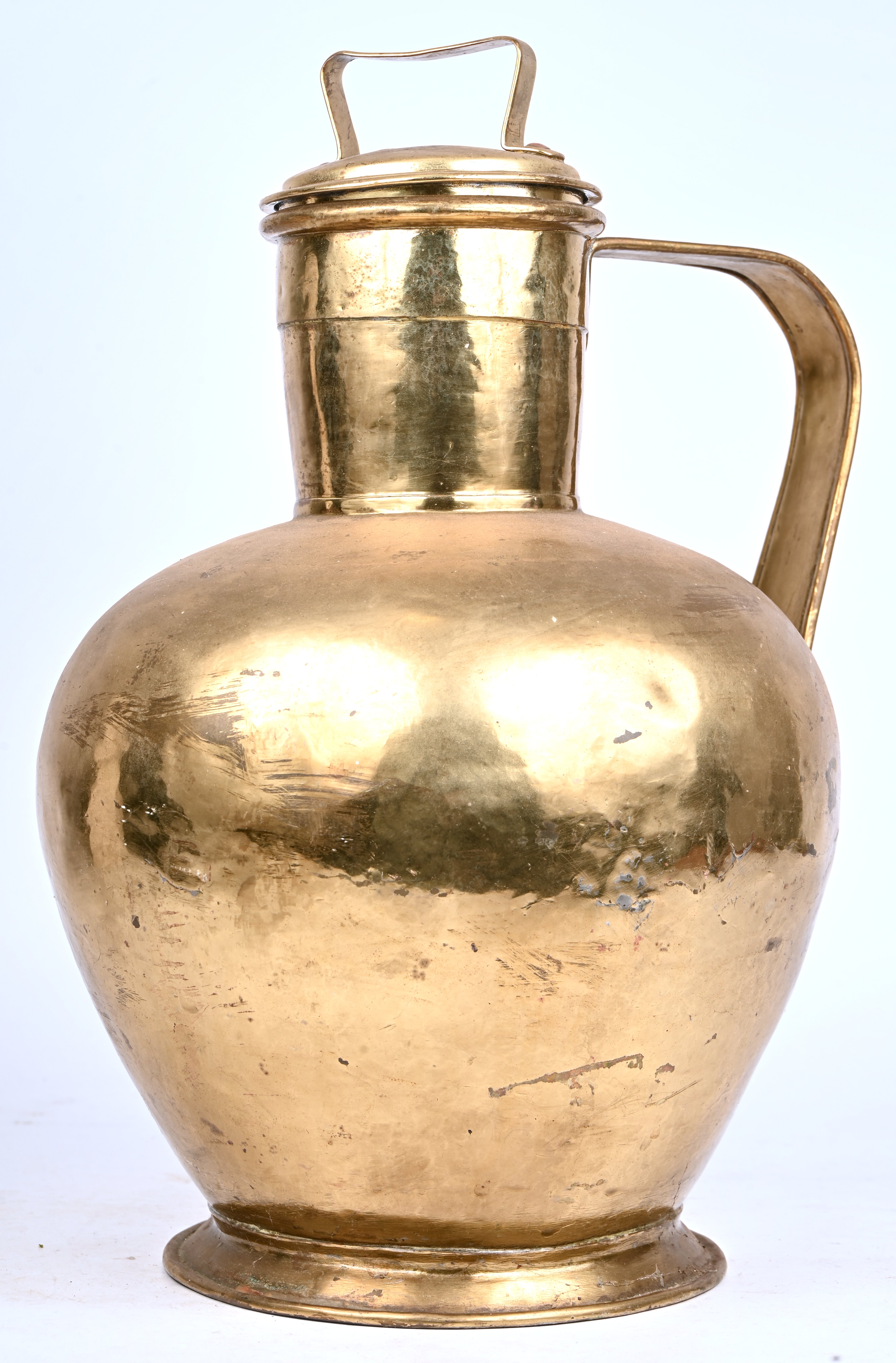 Een grote koperen kruik met deksel Een grote koperen kruik met deksel.