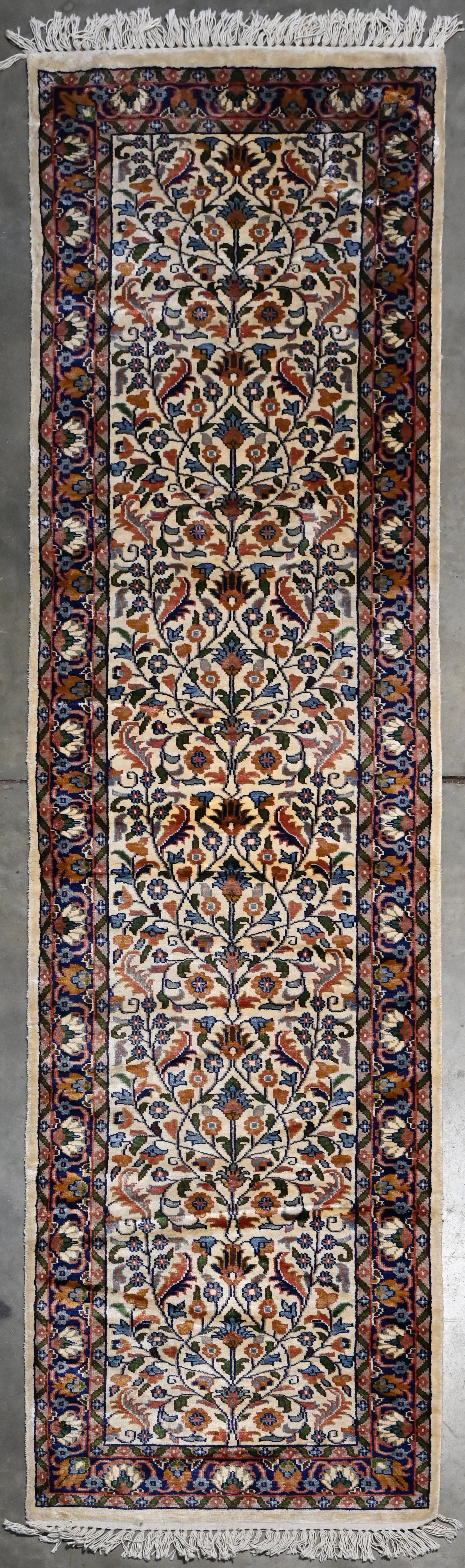 Een handgeknoopt oosterse loper, gemeng zijde en wol Een handgeknoopt oosterse loper, gemeng zijde en wol.