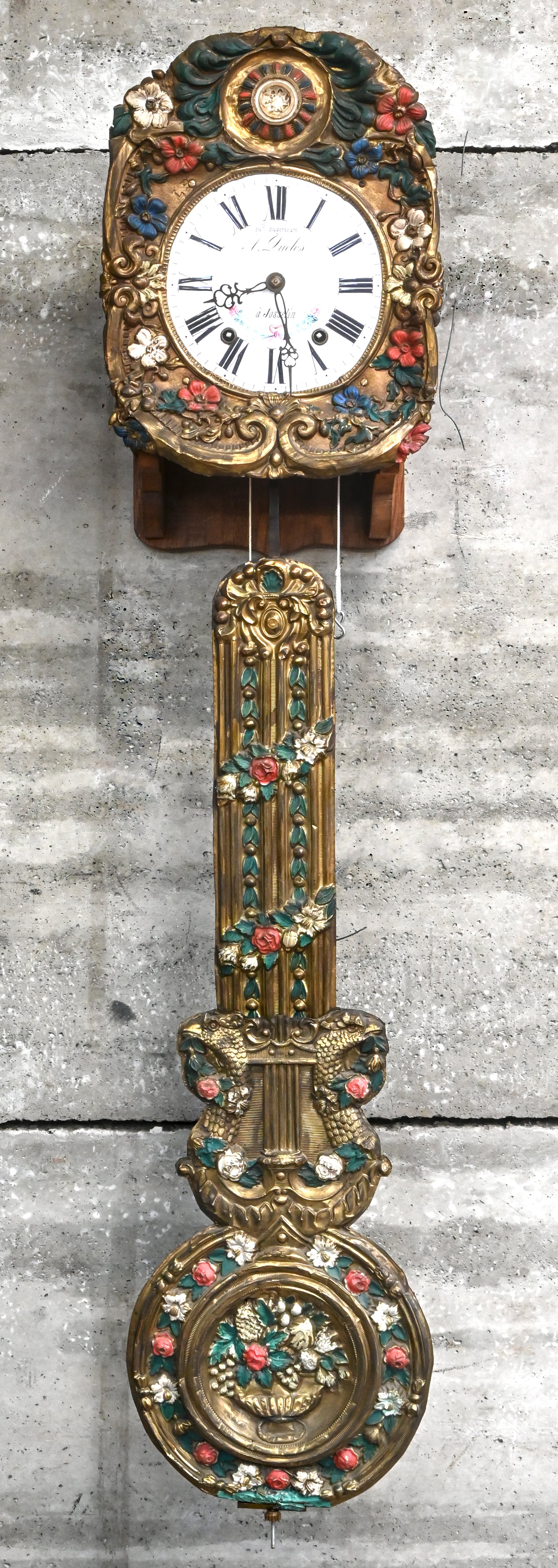 Een polychrome comptoiseklok. Gemerkt op de wijzerplaat A. Duclos Een polychrome comptoiseklok. Gemerkt op de wijzerplaat A. Duclos.