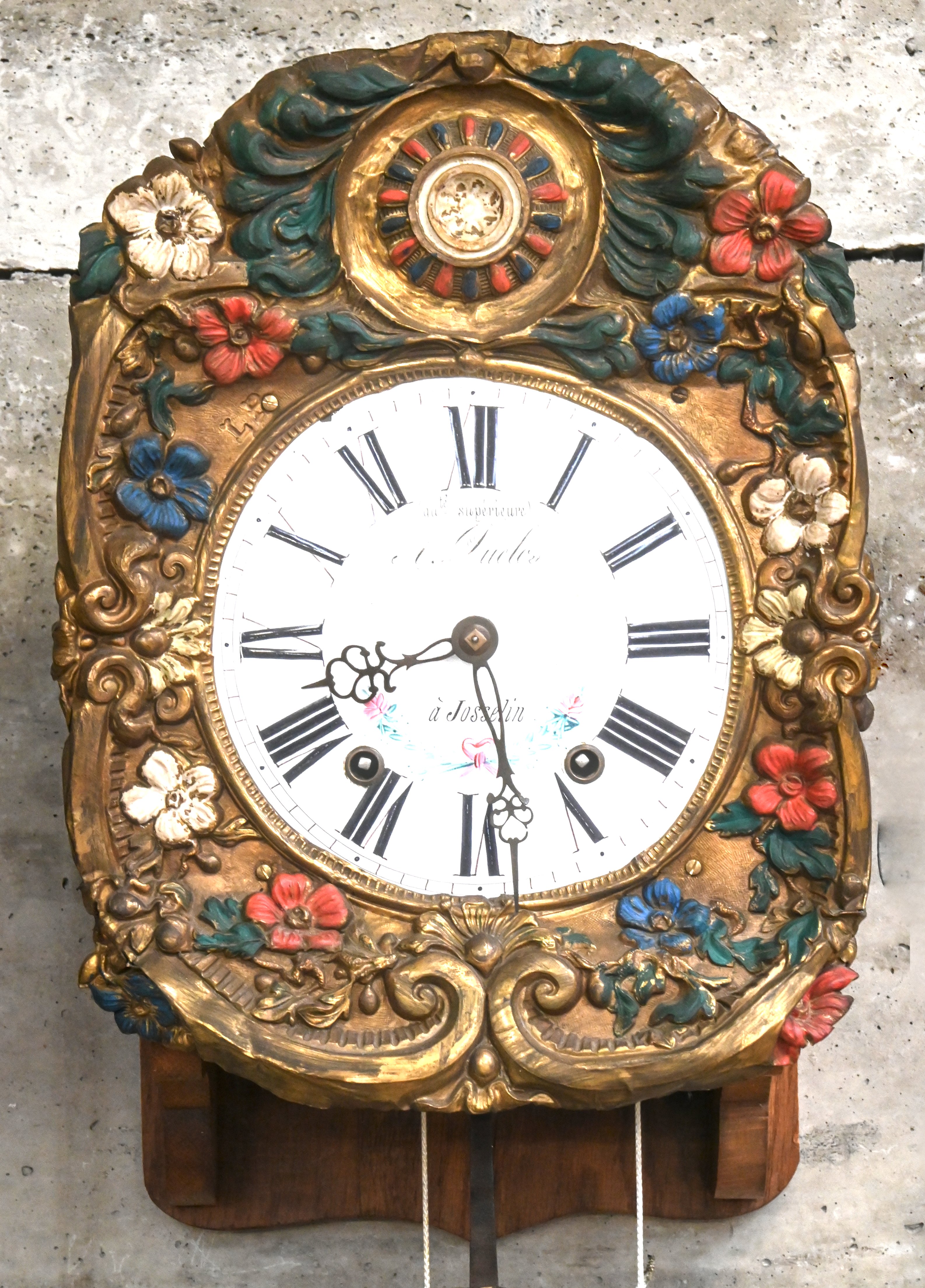 Een polychrome comptoiseklok. Gemerkt op de wijzerplaat A. Duclos Een polychrome comptoiseklok. Gemerkt op de wijzerplaat A. Duclos.