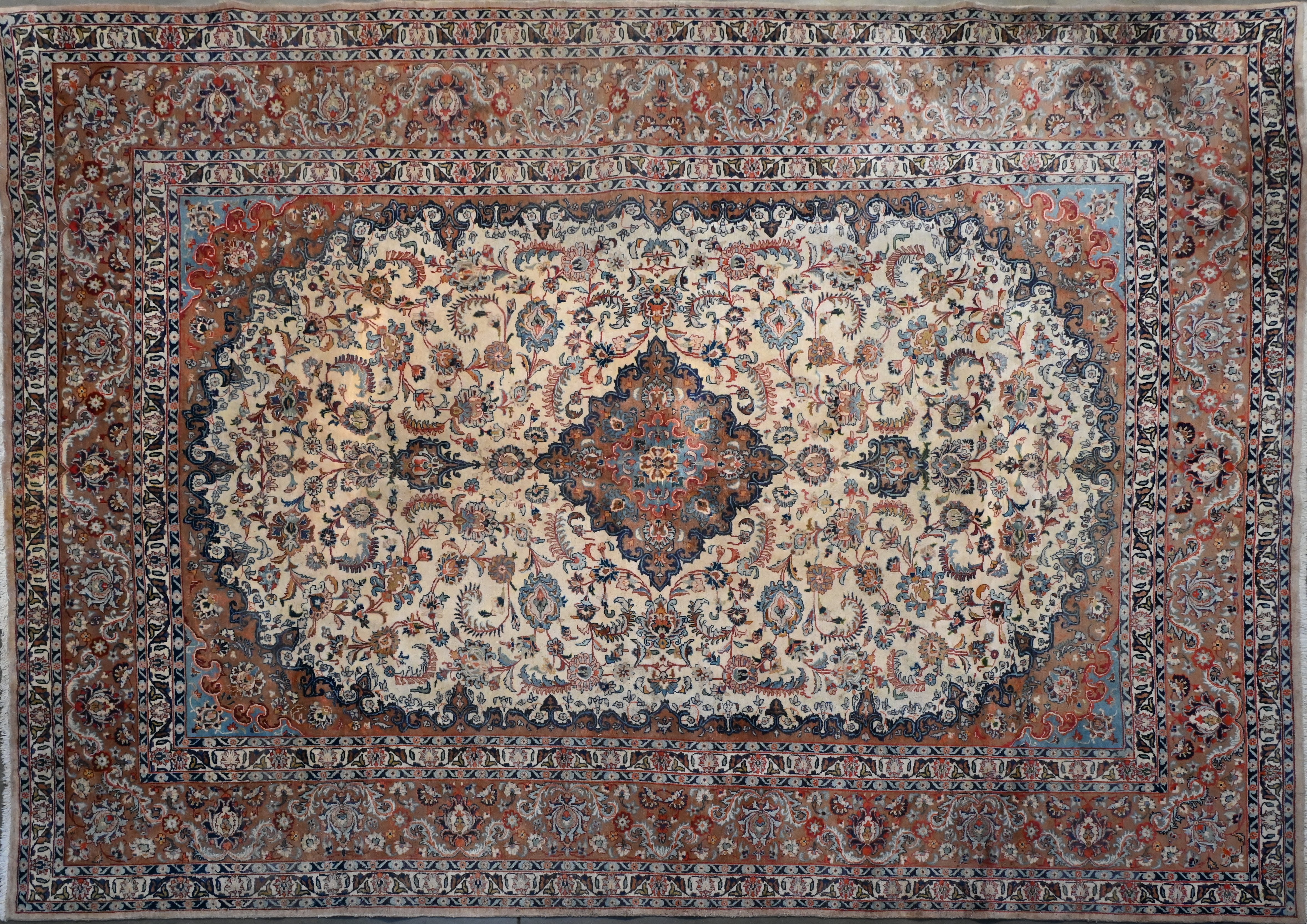 Een handgeknoopt oosters tapijt Een handgeknoopt oosters tapijt.