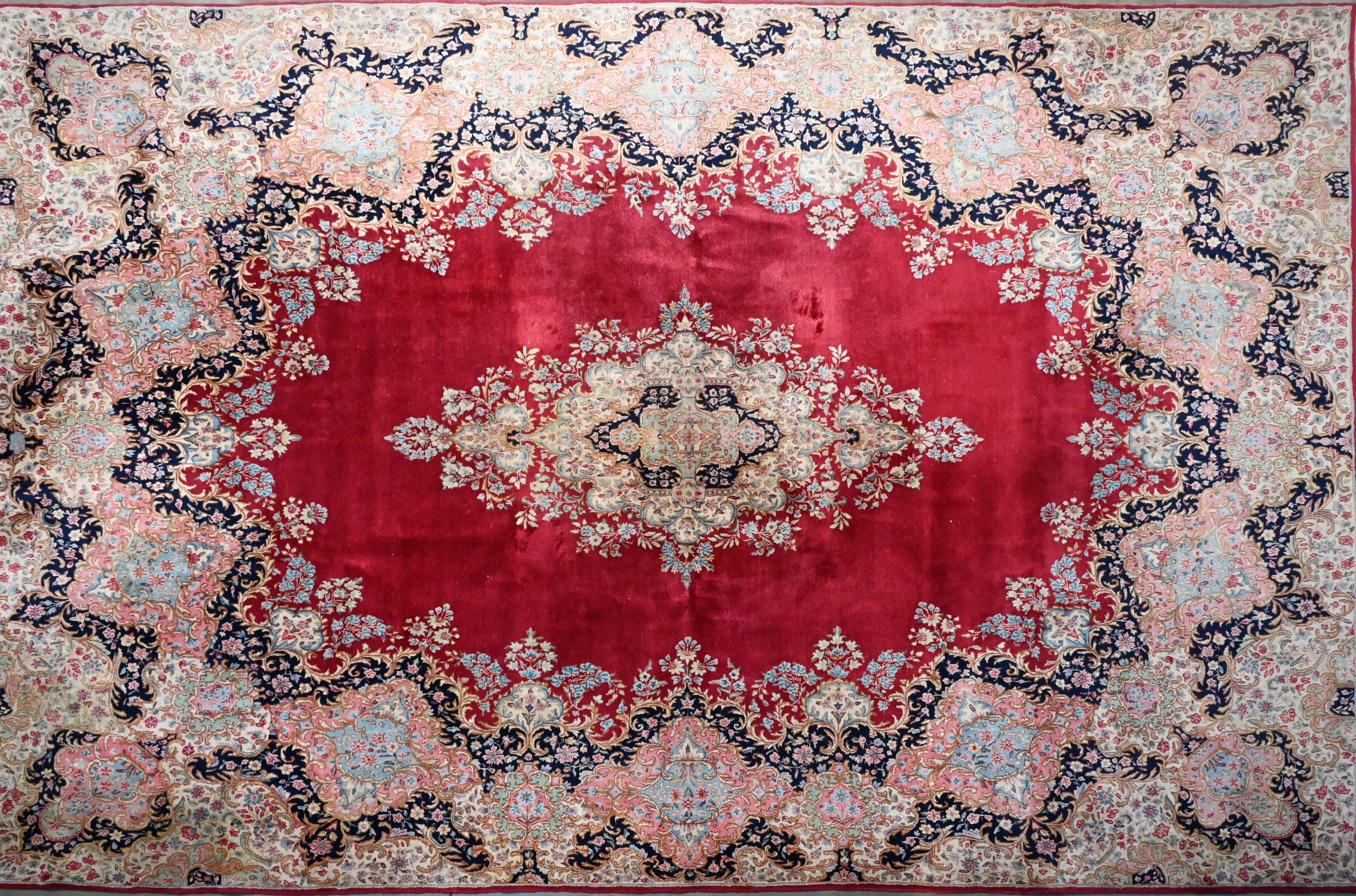 Een machinaal geknoopt oosters tapijt Een machinaal geknoopt oosters tapijt.