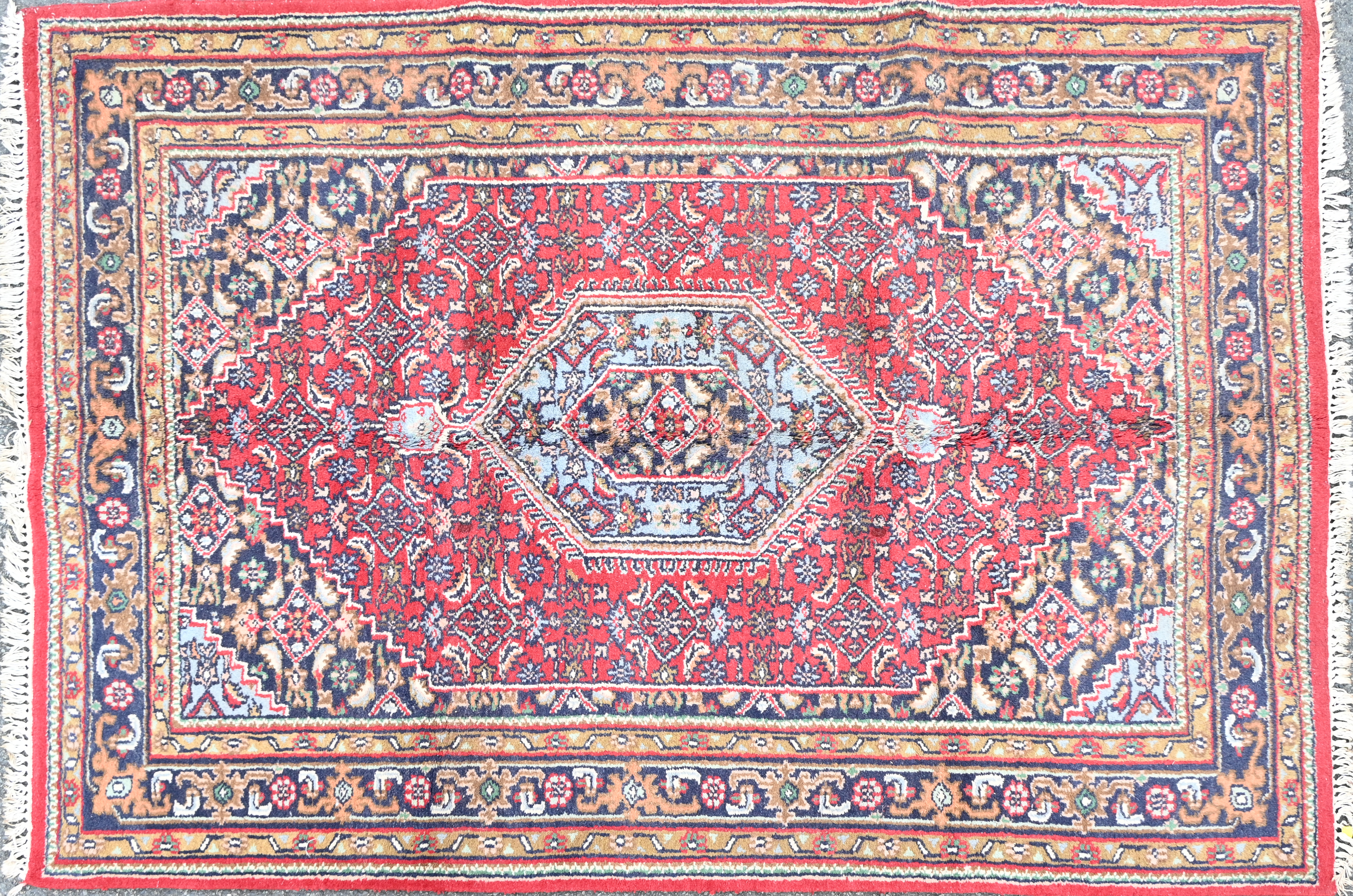 Een handgeknoopt Oosters wollen tapijt Een handgeknoopt Oosters wollen tapijt.