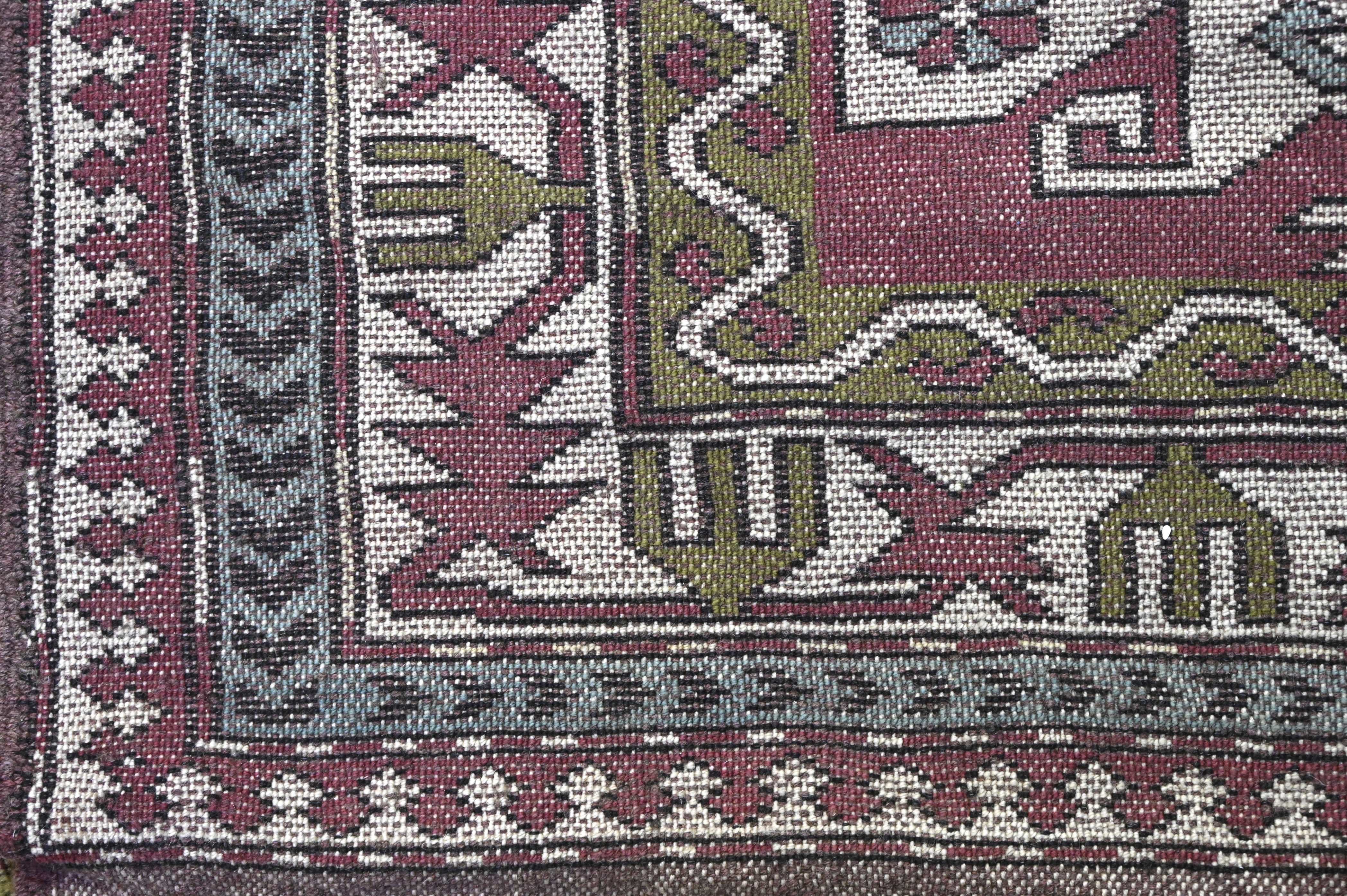 Een handgeknoopt Turks tapijt in wol op wol. Traditioneel geometrische tekening en typerend kleurenpallet. Met certificaat Een handgeknoopt Turks tapijt in wol op wol. Traditioneel geometrische tekening en typerend kleurenpallet. Met certificaat.