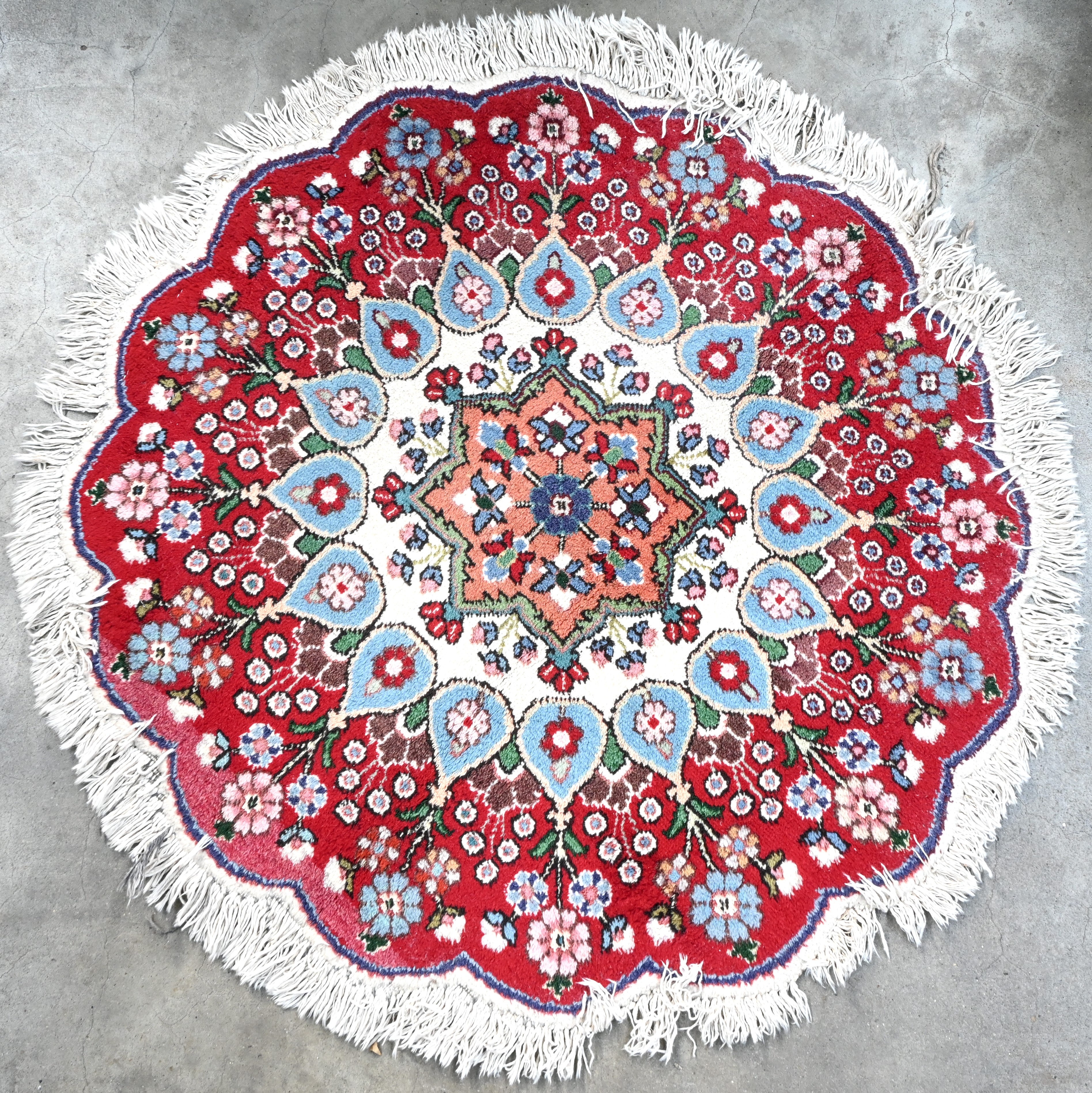 Een rond bloemvormig handgeknoopt Iranees tapijt Een rond bloemvormig handgeknoopt Iranees tapijt.