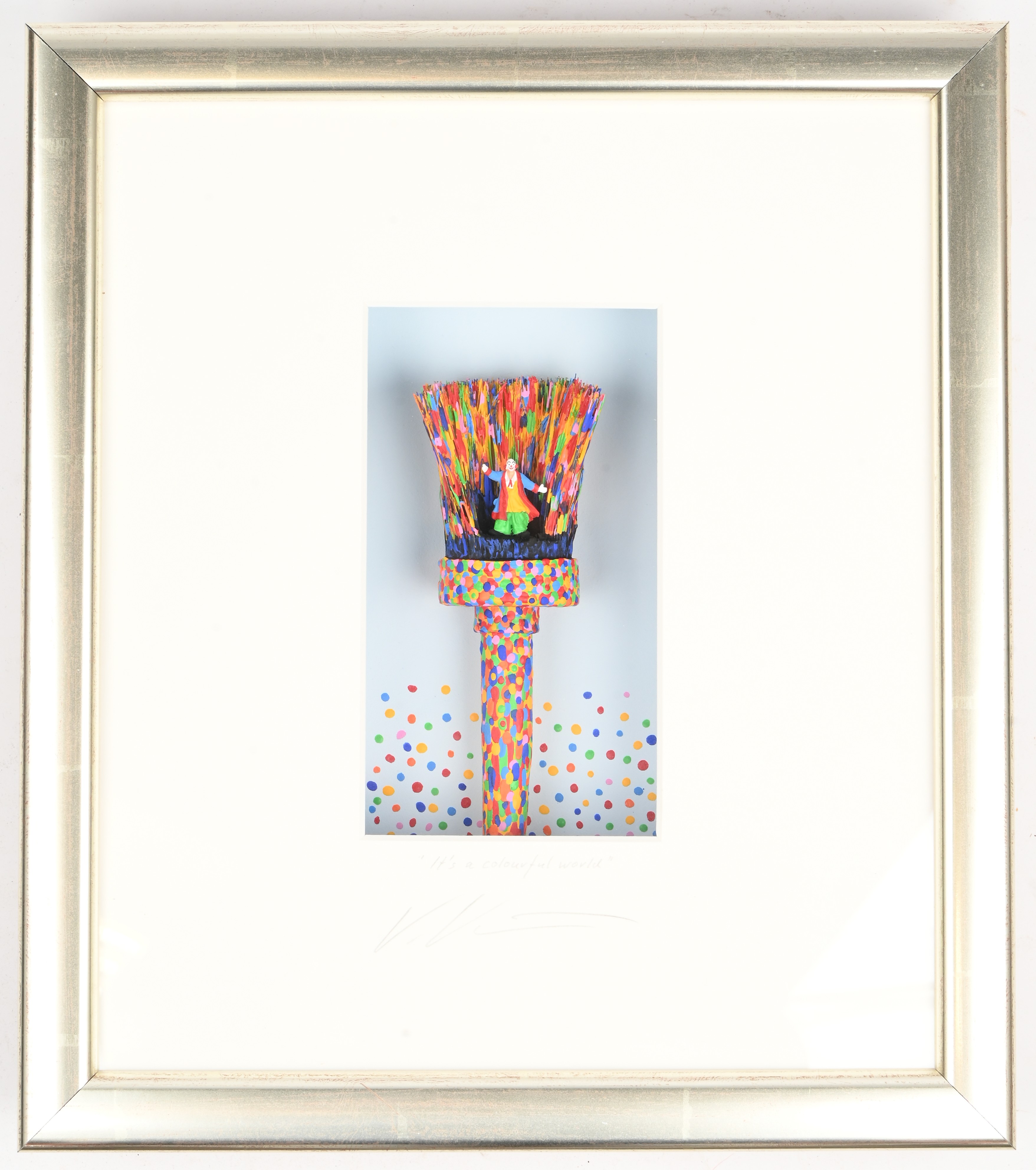“It’s a colourful world.” Kleurijk diorama met borstel en miniatuur clown. Gesigneerd “It’s a colourful world.” Kleurijk diorama met borstel en miniatuur clown. Gesigneerd.