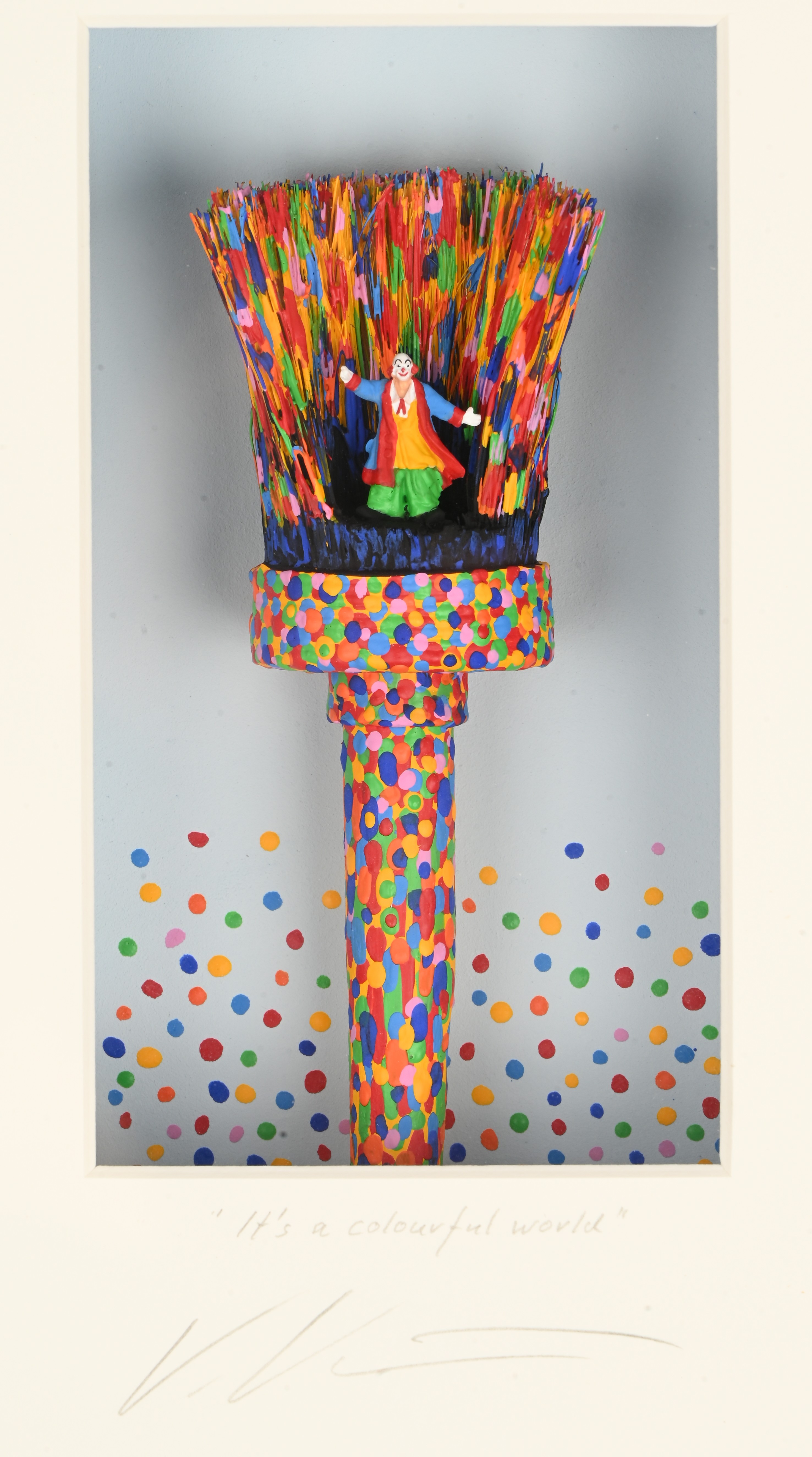 “It’s a colourful world.” Kleurijk diorama met borstel en miniatuur clown. Gesigneerd “It’s a colourful world.” Kleurijk diorama met borstel en miniatuur clown. Gesigneerd.