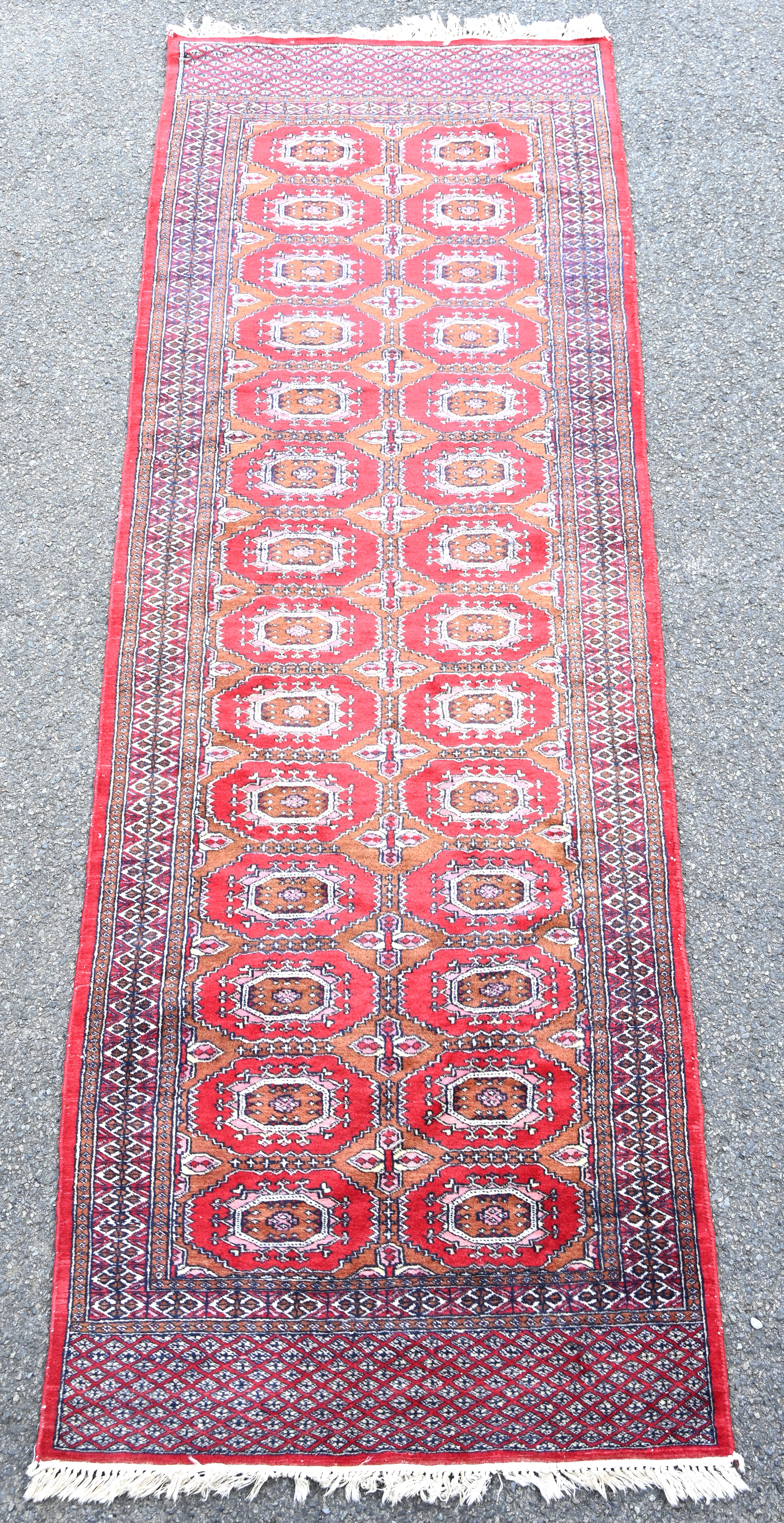 Een handgeknoopt tapijt, een decor uit Pakistan Een handgeknoopt tapijt, een decor uit Pakistan.