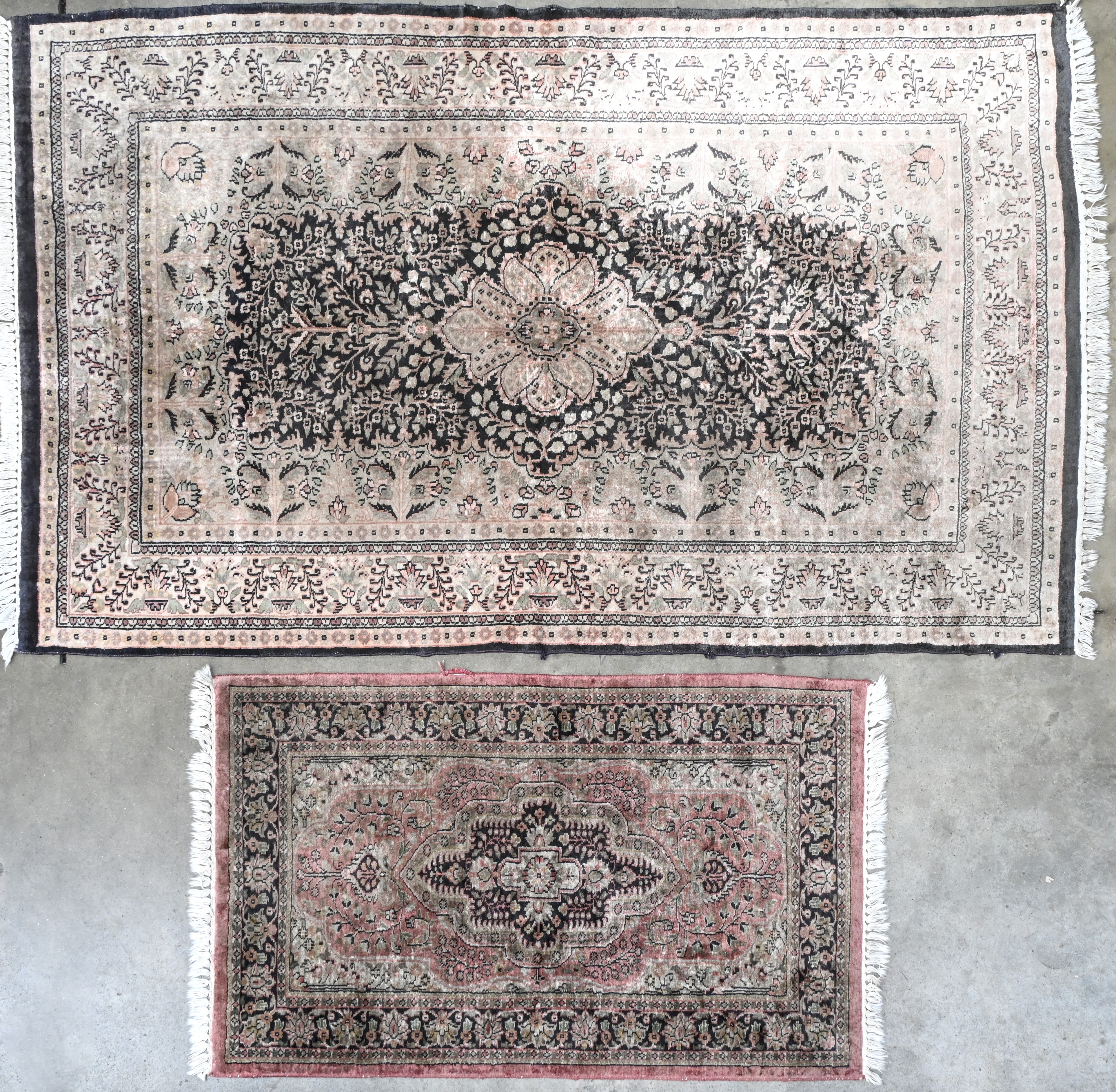 Een paar Indische handgeknoopt zijden tapijtjes Een paar Indische handgeknoopt zijden tapijtjes.