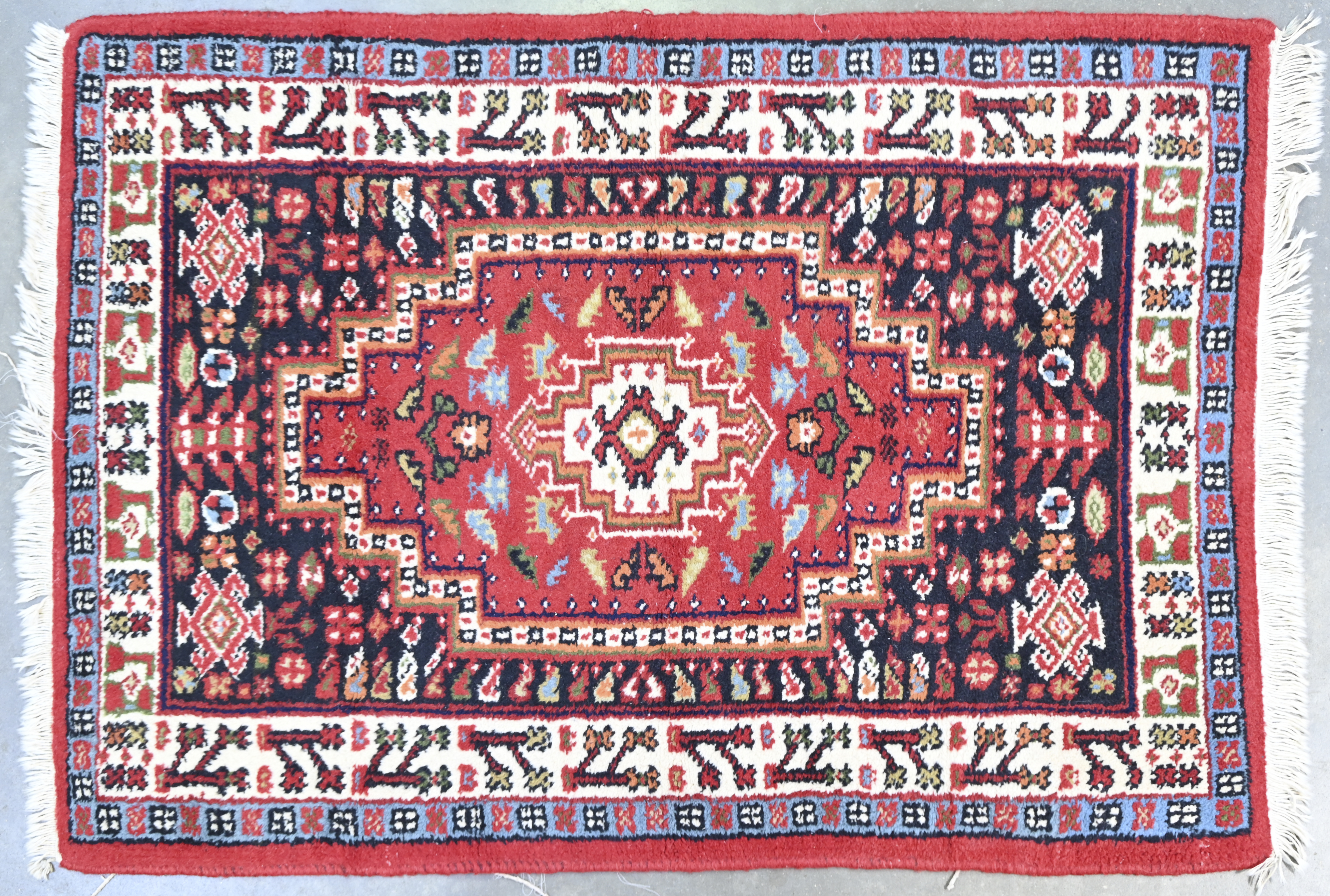 Een Perzisch handgeknoopt Meshed tapijtje met geometrisch decor Een Perzisch handgeknoopt Meshed tapijtje met geometrisch decor.