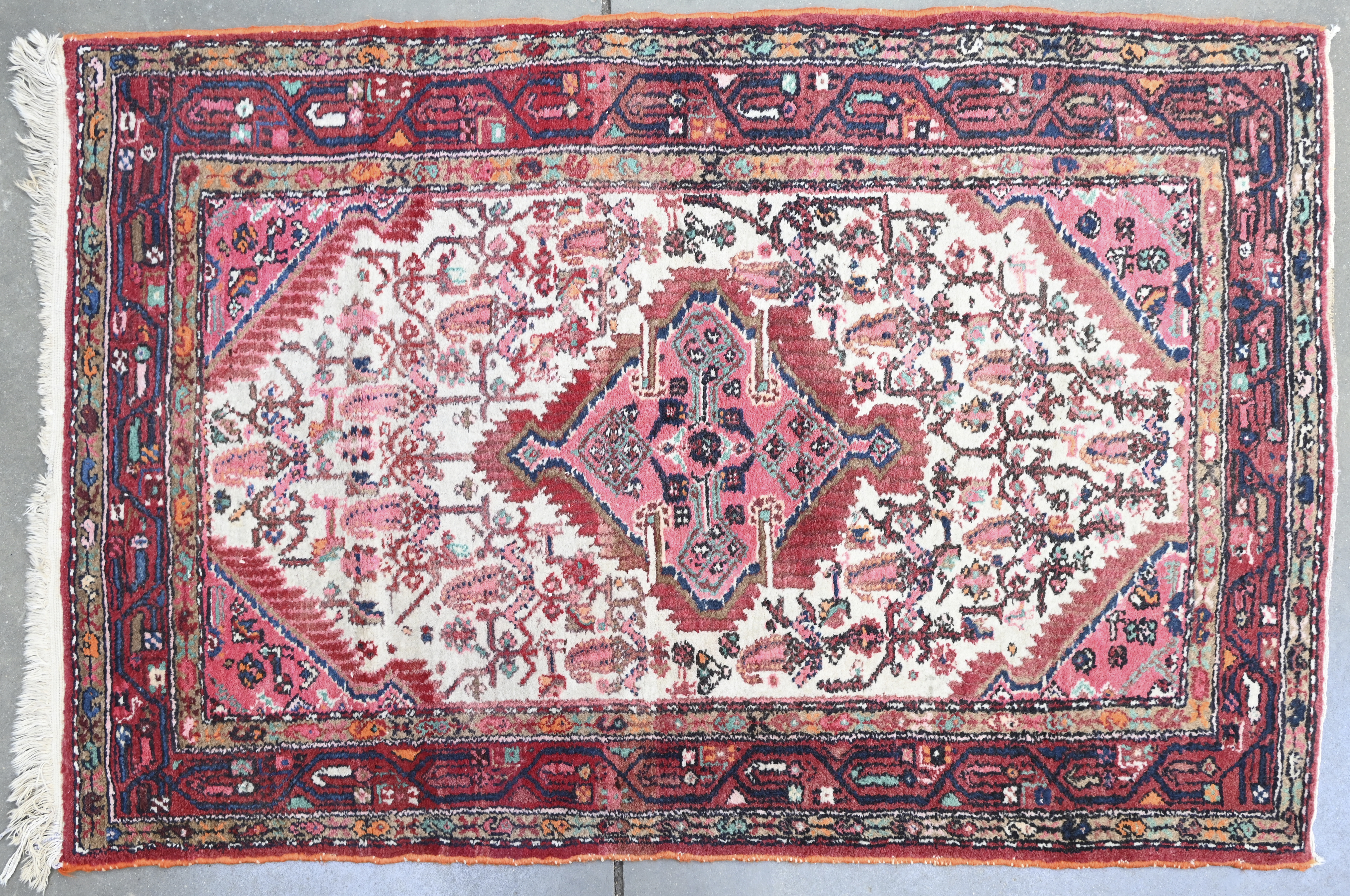 Een Perzisch handgeknoopt tapijt met geometrisch decor Een Perzisch handgeknoopt tapijt met geometrisch decor.