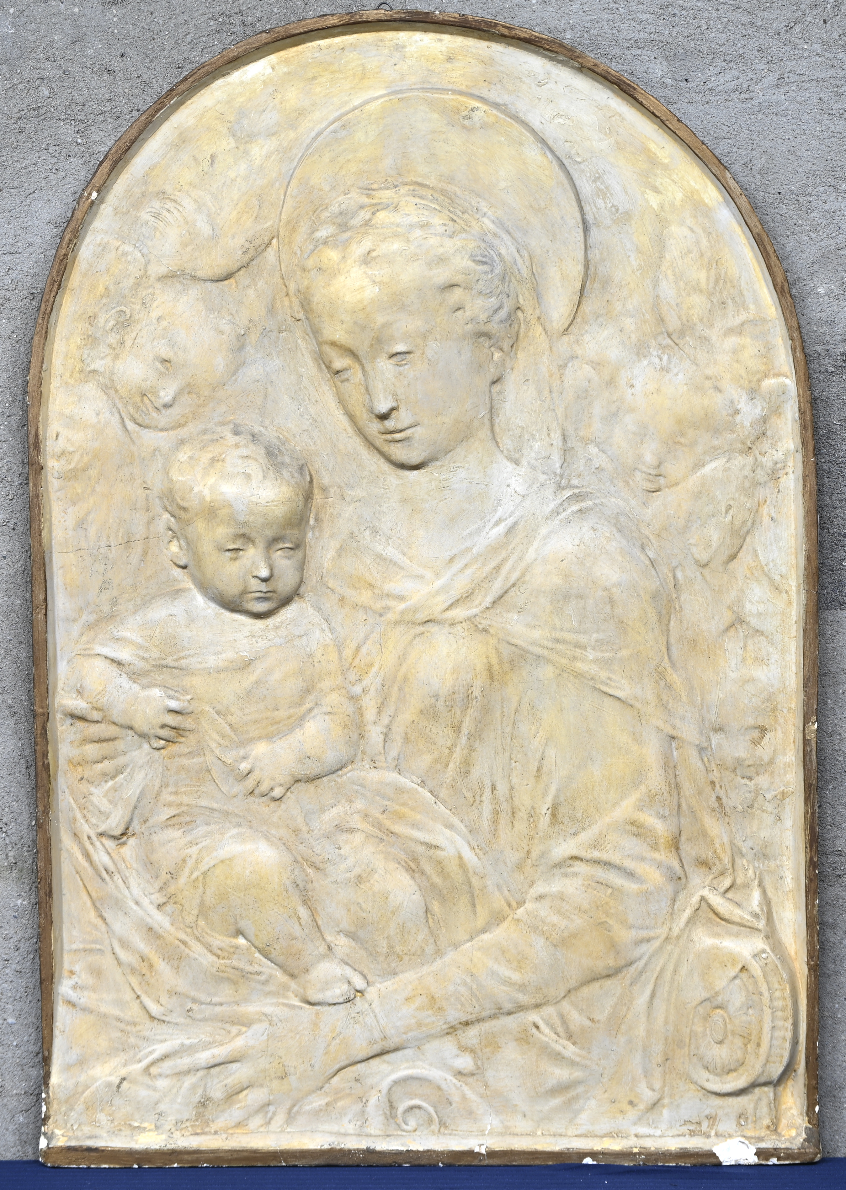 Een religieus bas-reliëf in gips, vertoont lichte scheurtjes en een klein stukje manco onderaan Een religieus bas-reliëf in gips, vertoont lichte scheurtjes en een klein stukje manco onderaan.