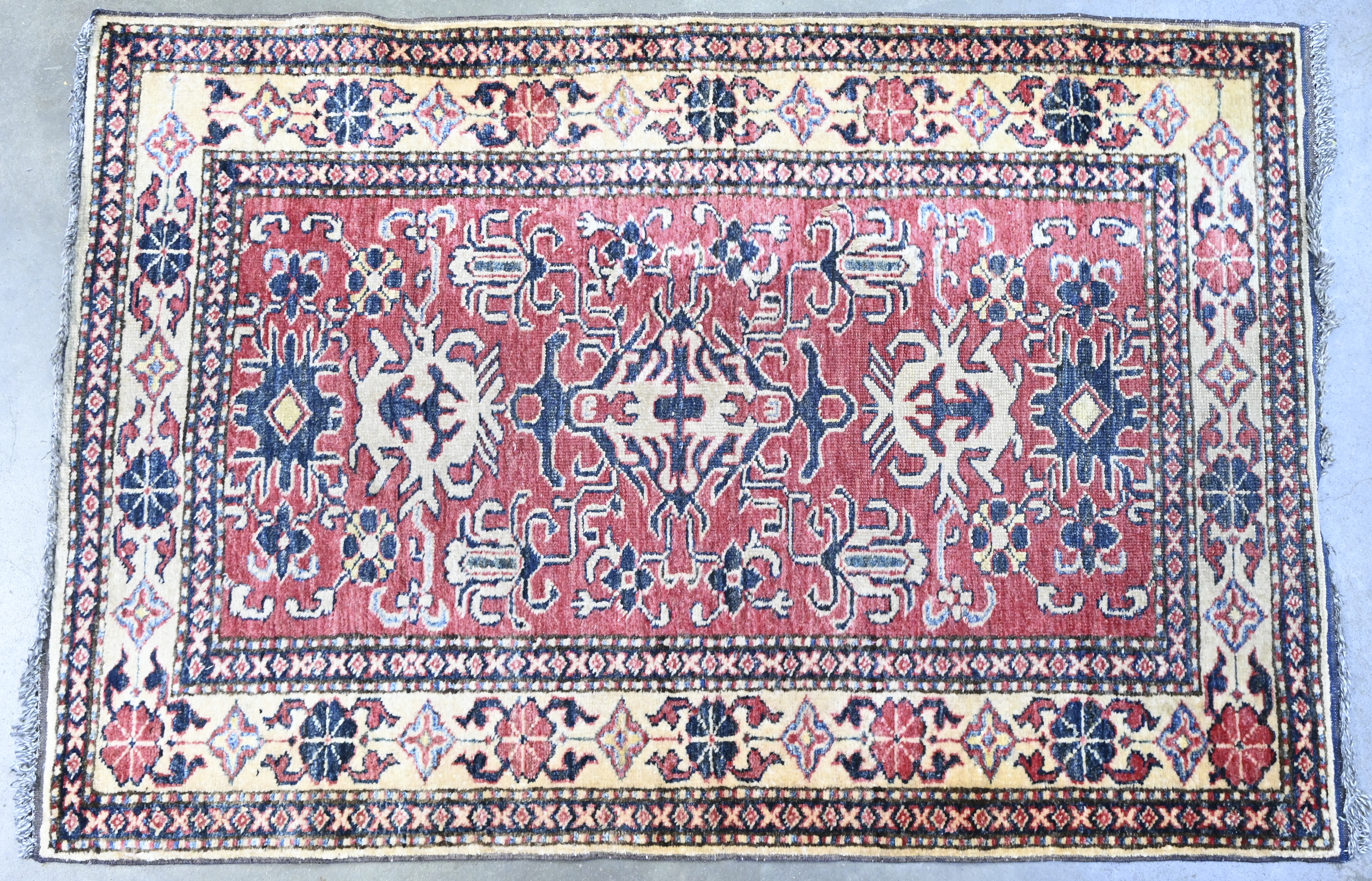 Een Perzisch handgeknoopt tapijtje met geometrisch decor Een Perzisch handgeknoopt tapijtje met geometrisch decor.