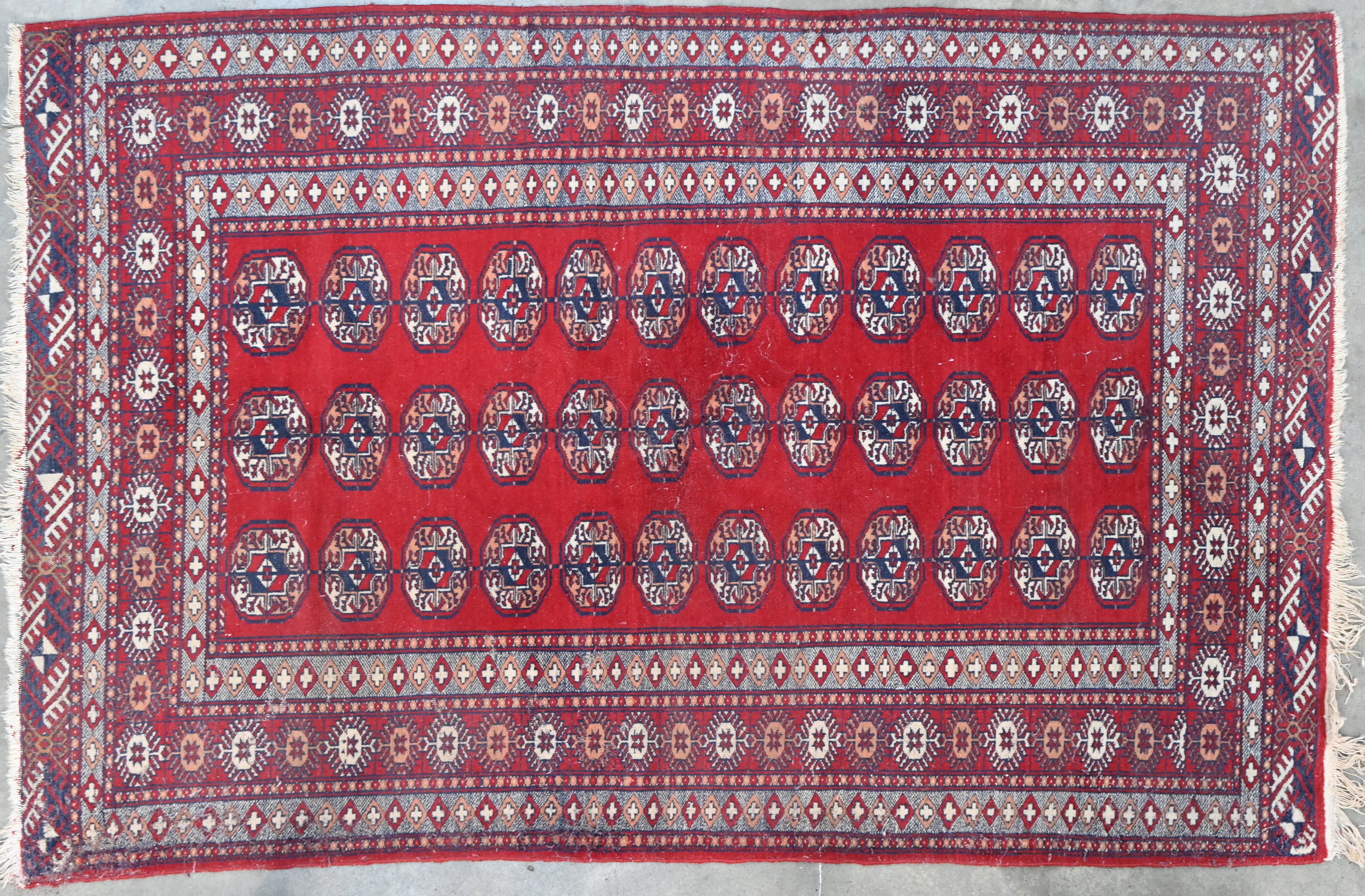 Een handgeknoopt wollen Pakistaans tapijt Een handgeknoopt wollen Pakistaans tapijt.