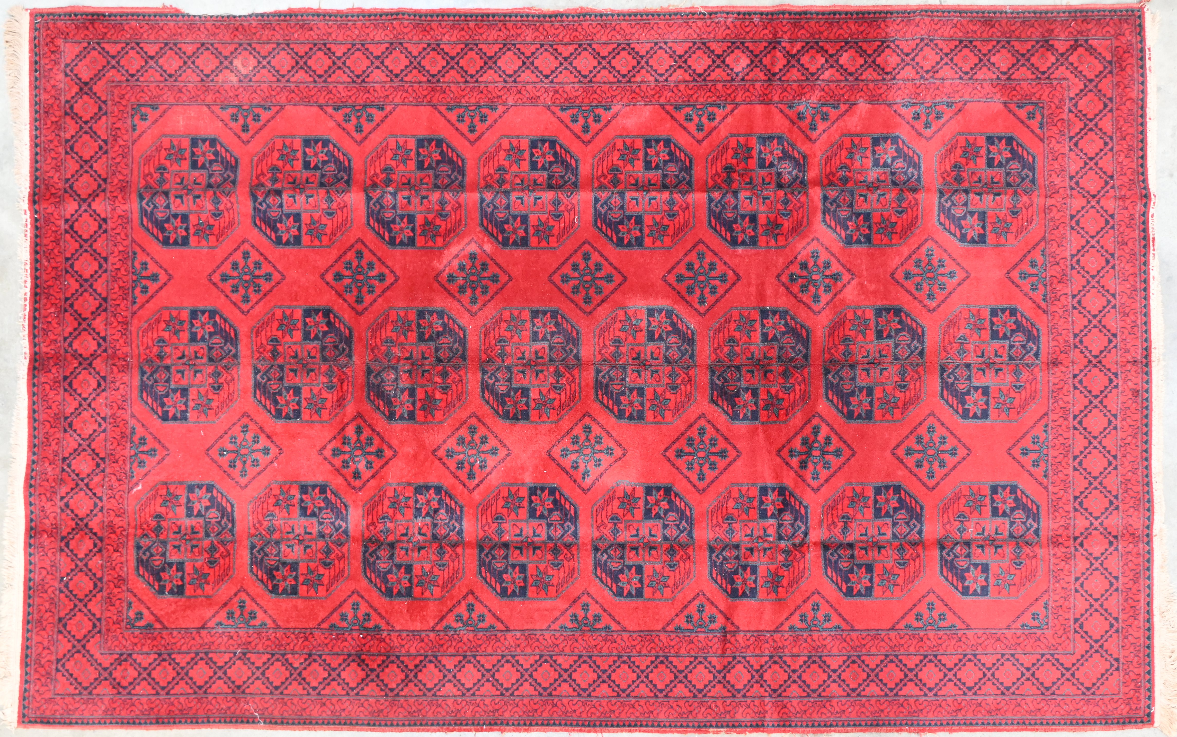 Een mechanisch tapijt met rood en zwart patroon Een mechanisch tapijt met rood en zwart patroon.