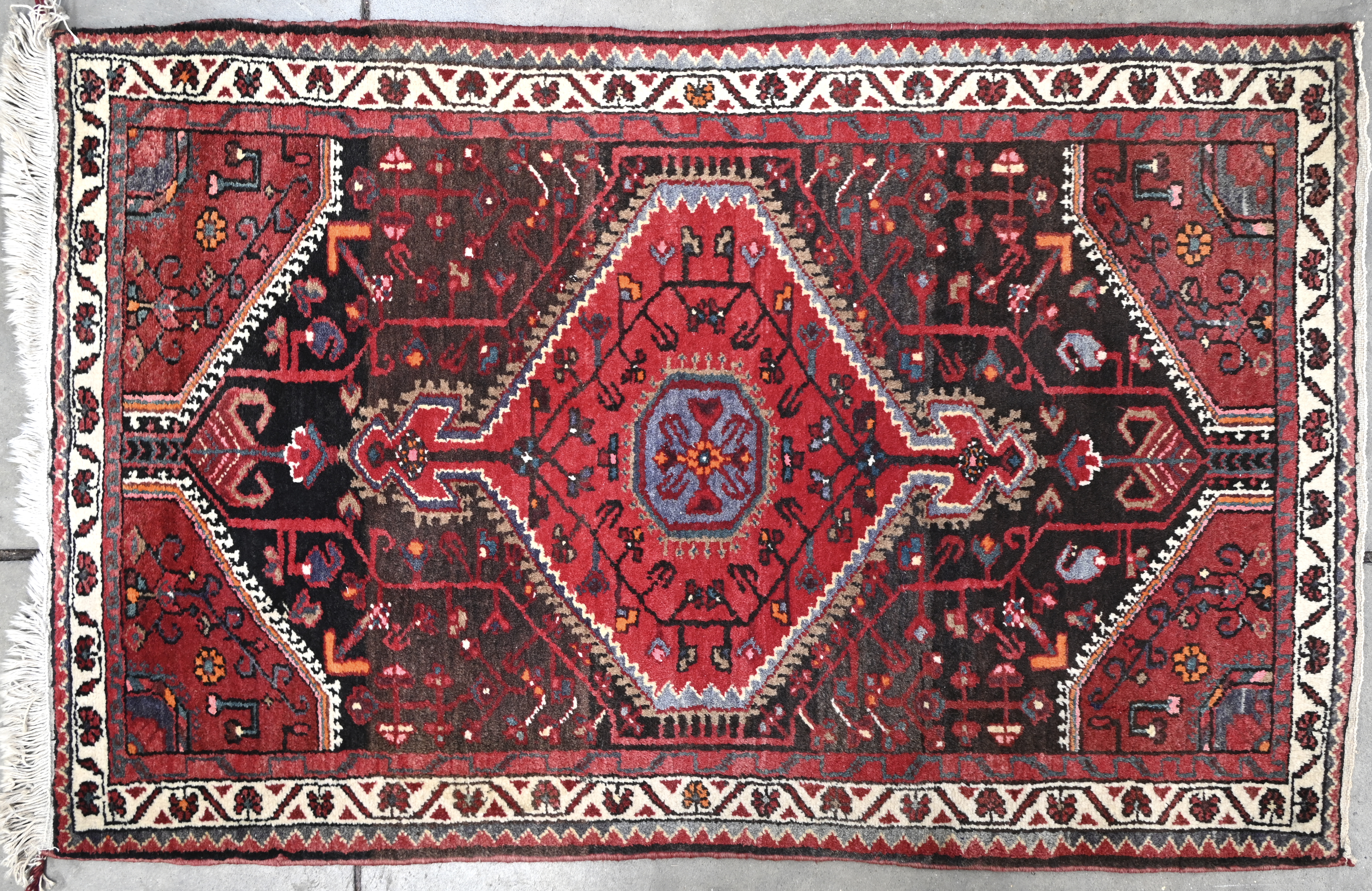 Een handgeknoopt tapijt, made in Iran Een handgeknoopt tapijt, made in Iran.