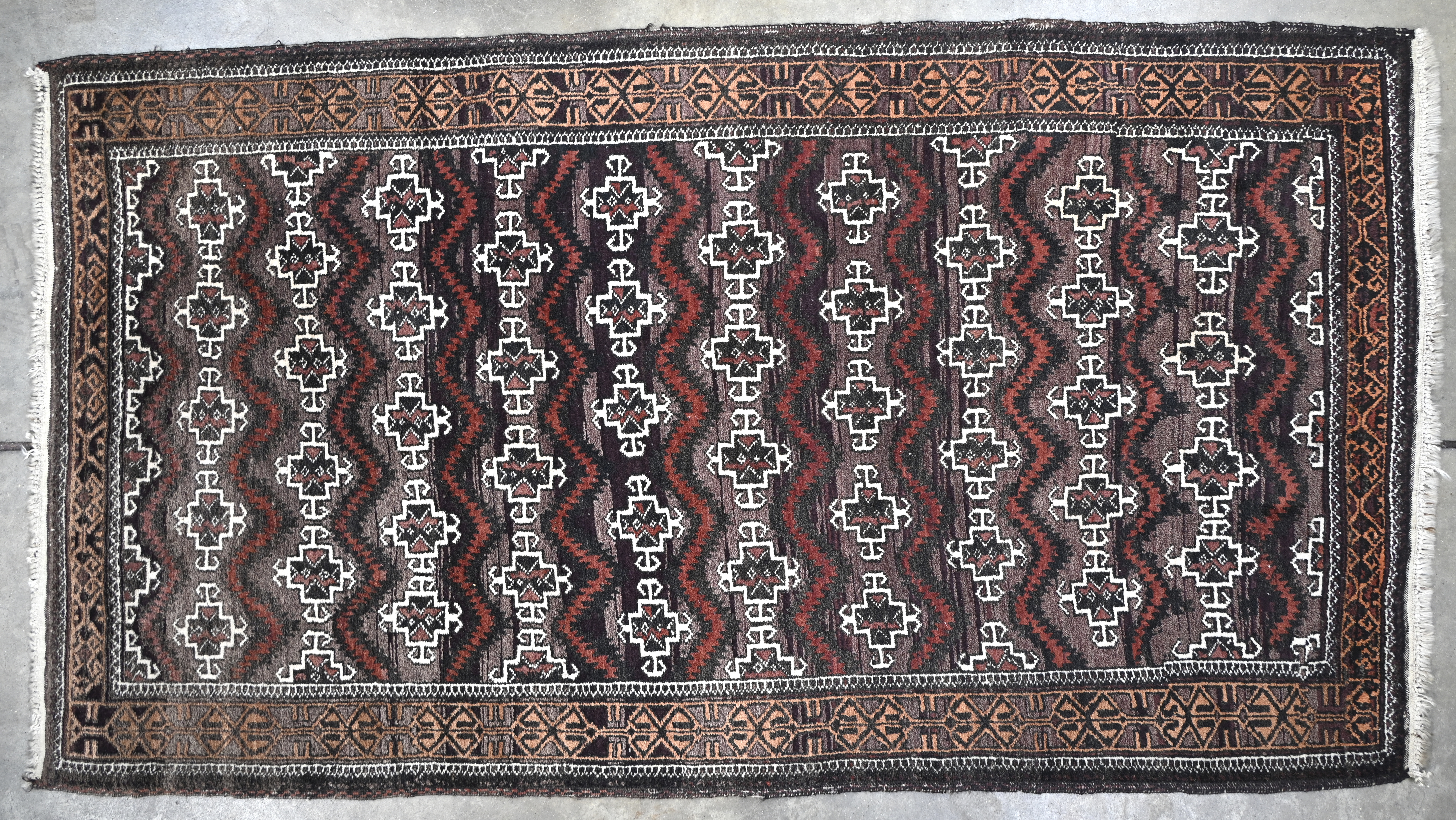 Een handgeknoopt Oosters tapijt in bruintinten Een handgeknoopt Oosters tapijt in bruintinten.