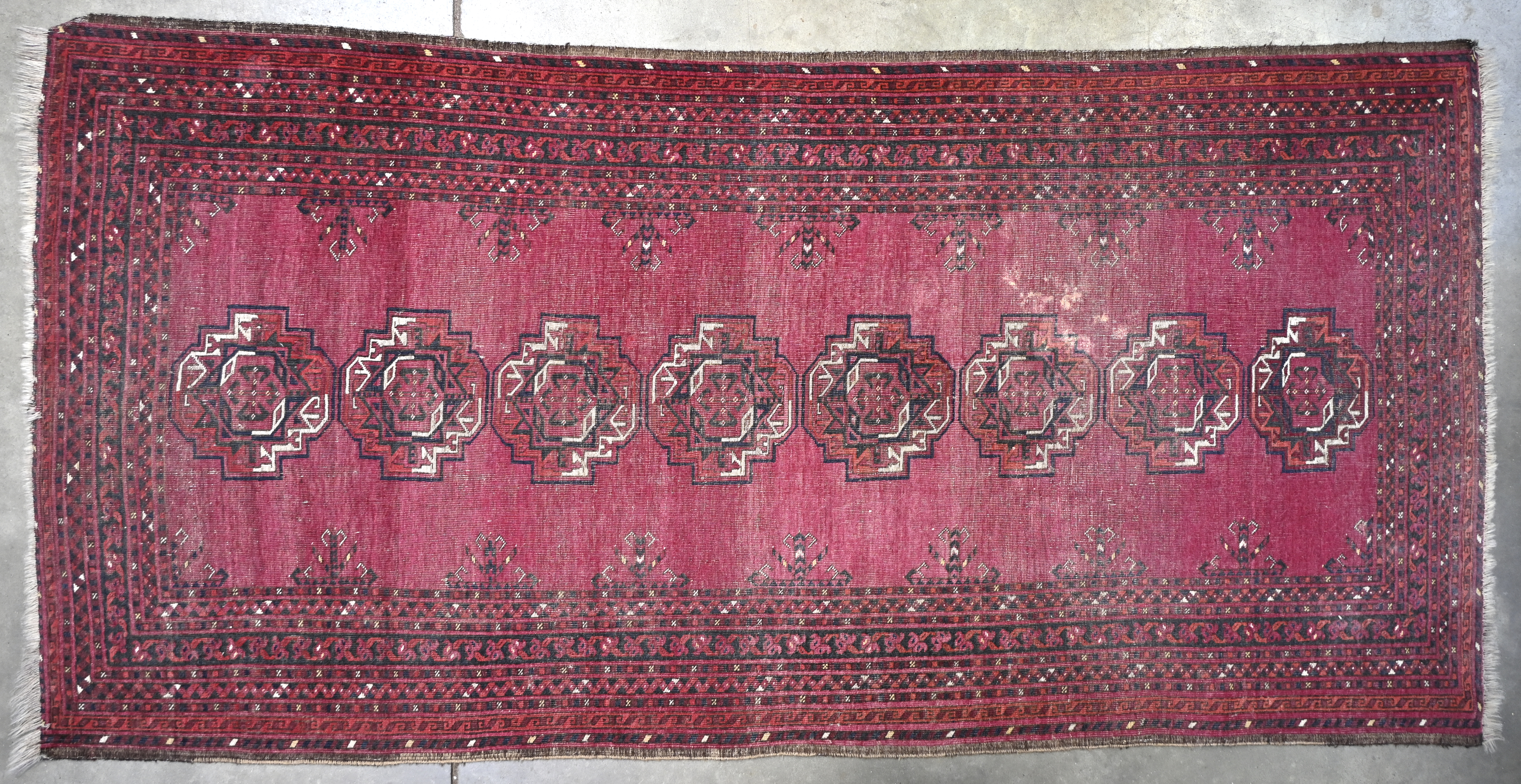 Een handgeknoopt Perzisch tapijt Een handgeknoopt Perzisch tapijt.