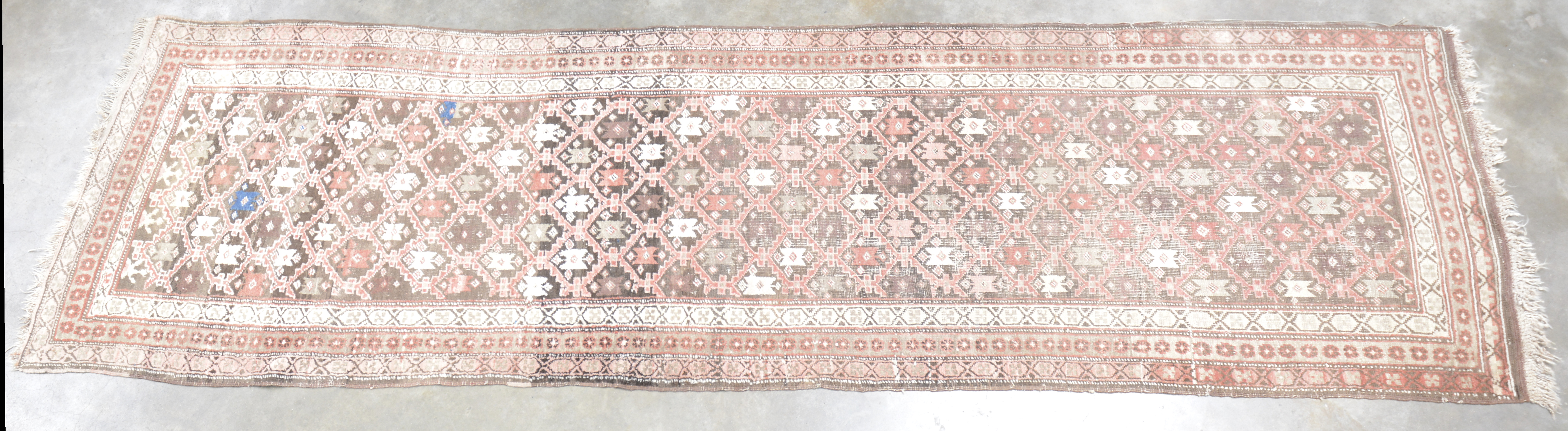 Een handgeknoopte Bochara loper Een handgeknoopte Bochara loper.