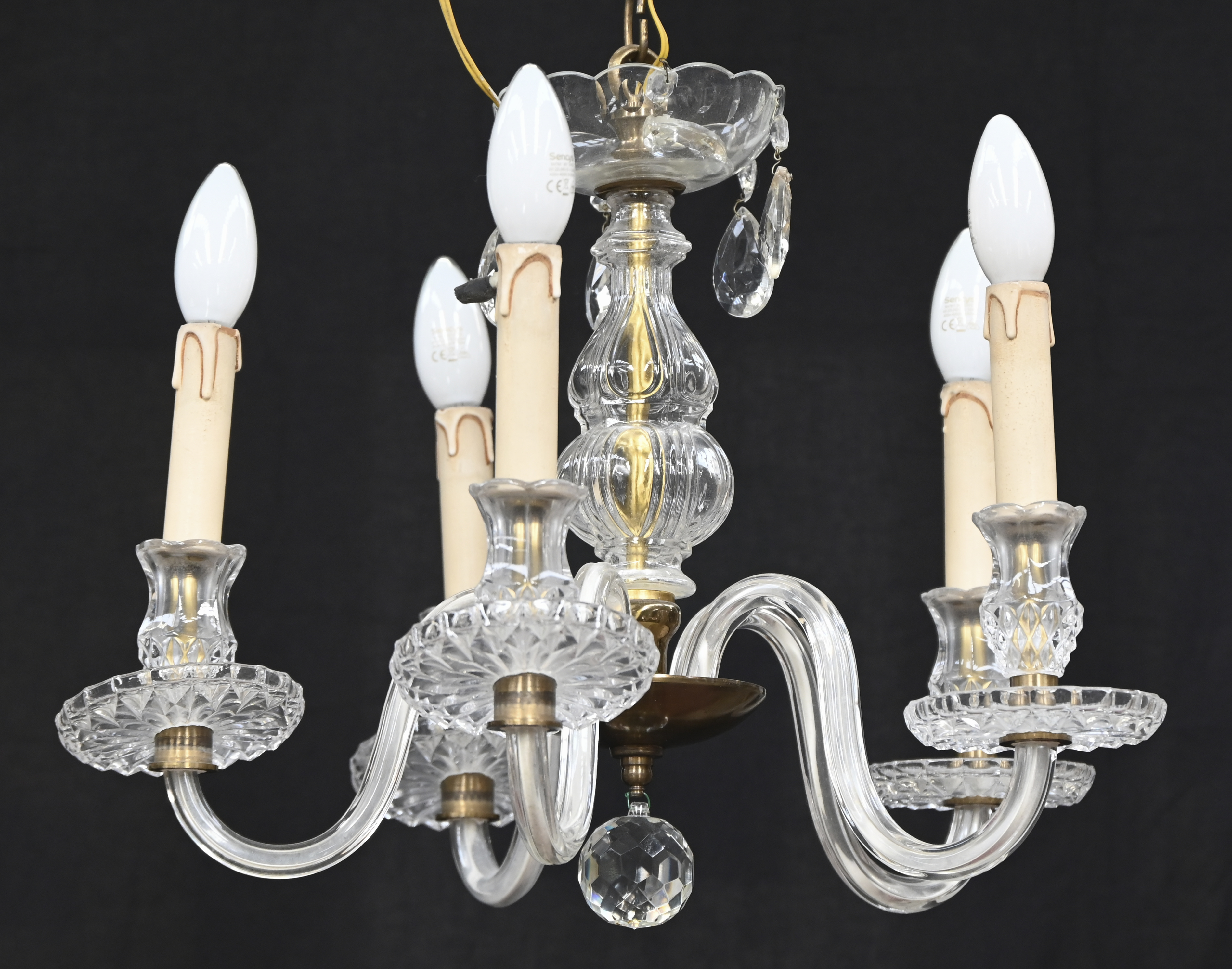 Een kleine Venetiaanse luchter met 5 lichtpunten Een kleine Venetiaanse luchter met 5 lichtpunten.