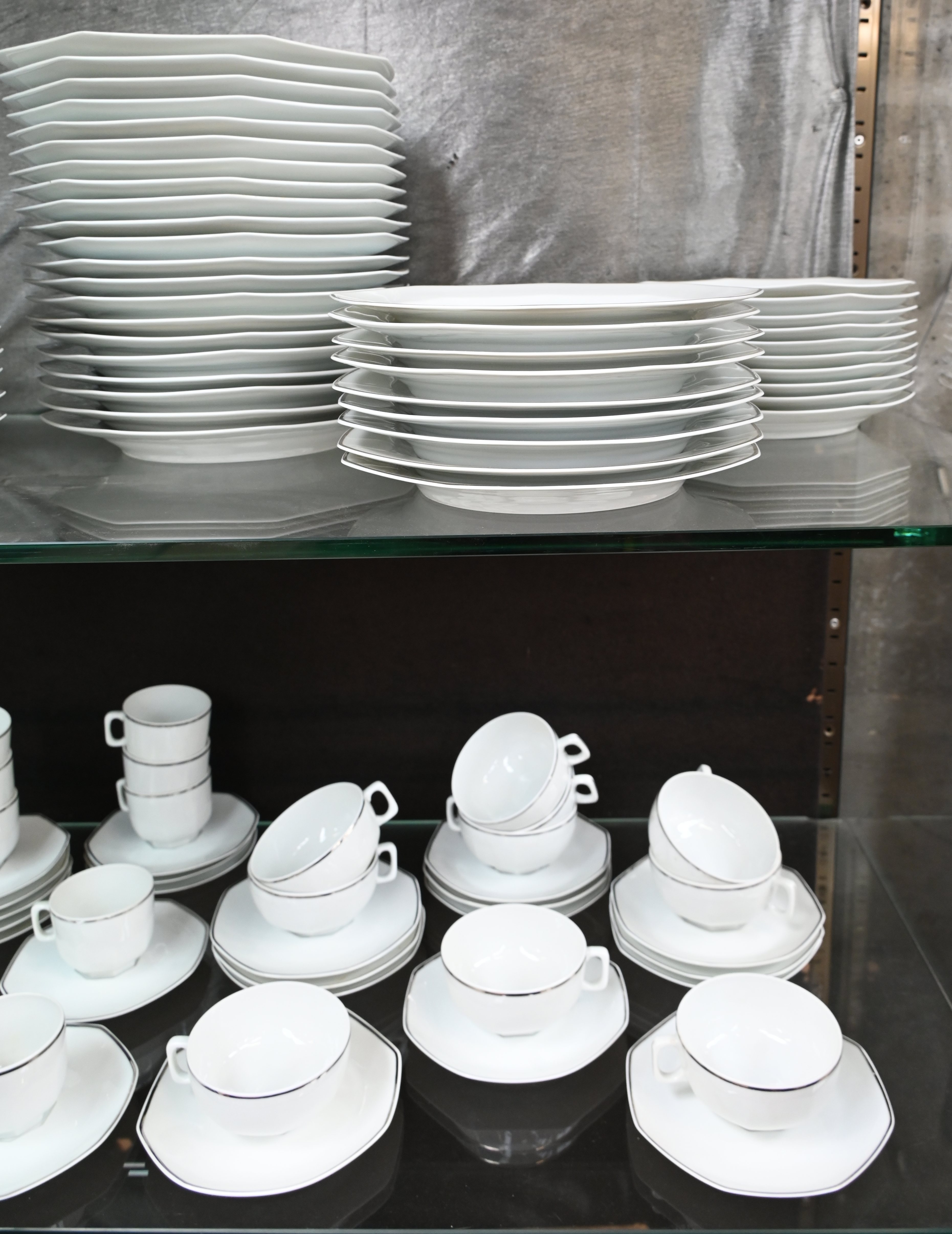 Een 131 delig porseleinen Limoges servies, gemerkt; Lafarge. Bestaande uit 21 grote borden, 13 diepe borden, 9 kleine borden, 10 dessertbordjes, 24 mokkatassen + 28 schoteltjes, 10 koffiekopjes + 12 schoteltjes, 2 suikerpotten en 2 melkkannetjes. Toegevoegd; 2 diepe borden en 2 dessertbordjes met schade Een 131 delig porseleinen Limoges servies, gemerkt; Lafarge. Bestaande uit 21 grote borden, 13 diepe borden, 9 kleine borden, 10 dessertbordjes, 24 mokkatassen + 28 schoteltjes, 10 koffiekopjes + 12 schoteltjes, 2 suikerpotten en 2 melkkannetjes. Toegevoegd; 2 diepe borden en 2 dessertbordjes met schade.