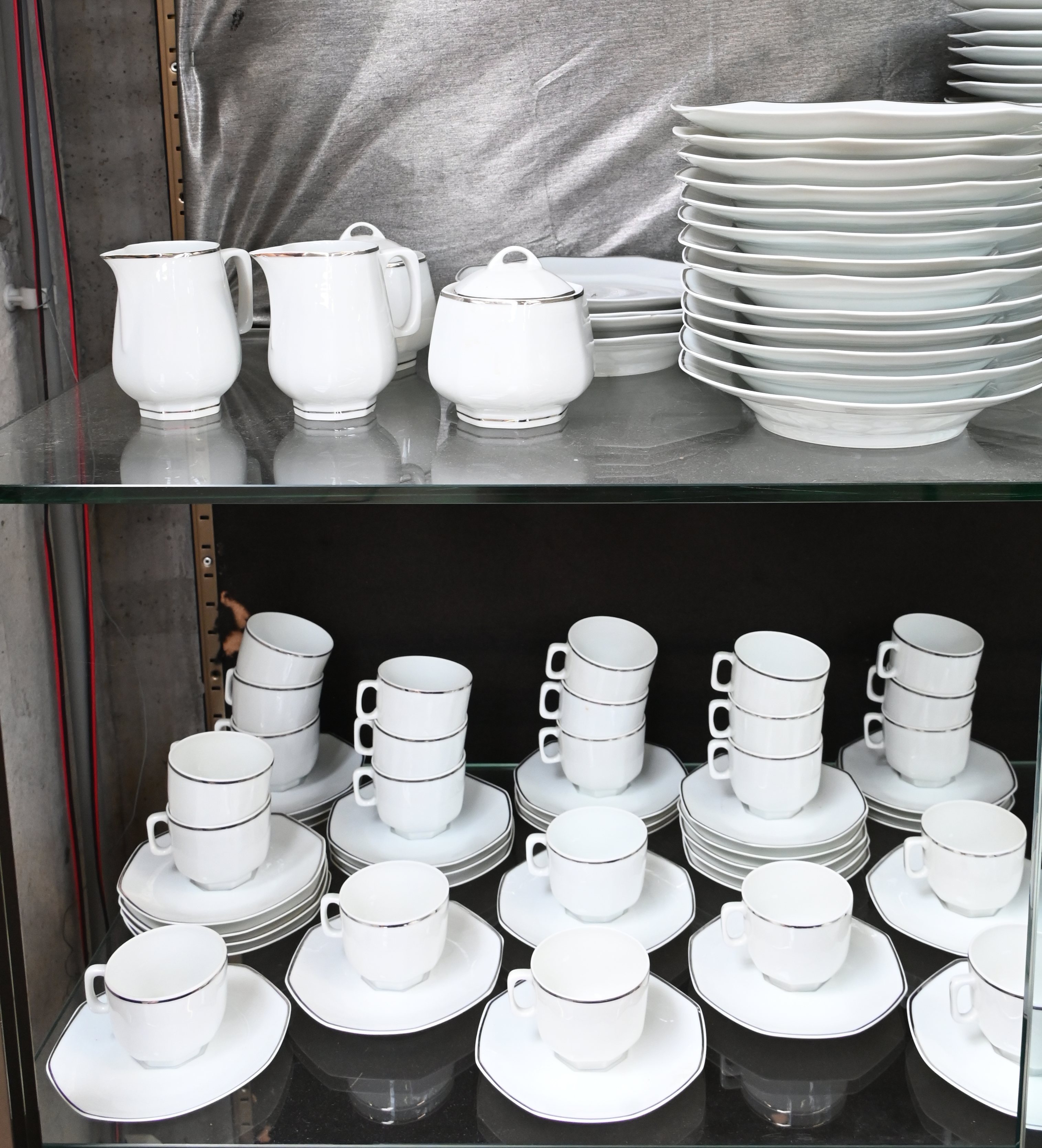 Een 131 delig porseleinen Limoges servies, gemerkt; Lafarge. Bestaande uit 21 grote borden, 13 diepe borden, 9 kleine borden, 10 dessertbordjes, 24 mokkatassen + 28 schoteltjes, 10 koffiekopjes + 12 schoteltjes, 2 suikerpotten en 2 melkkannetjes. Toegevoegd; 2 diepe borden en 2 dessertbordjes met schade Een 131 delig porseleinen Limoges servies, gemerkt; Lafarge. Bestaande uit 21 grote borden, 13 diepe borden, 9 kleine borden, 10 dessertbordjes, 24 mokkatassen + 28 schoteltjes, 10 koffiekopjes + 12 schoteltjes, 2 suikerpotten en 2 melkkannetjes. Toegevoegd; 2 diepe borden en 2 dessertbordjes met schade.