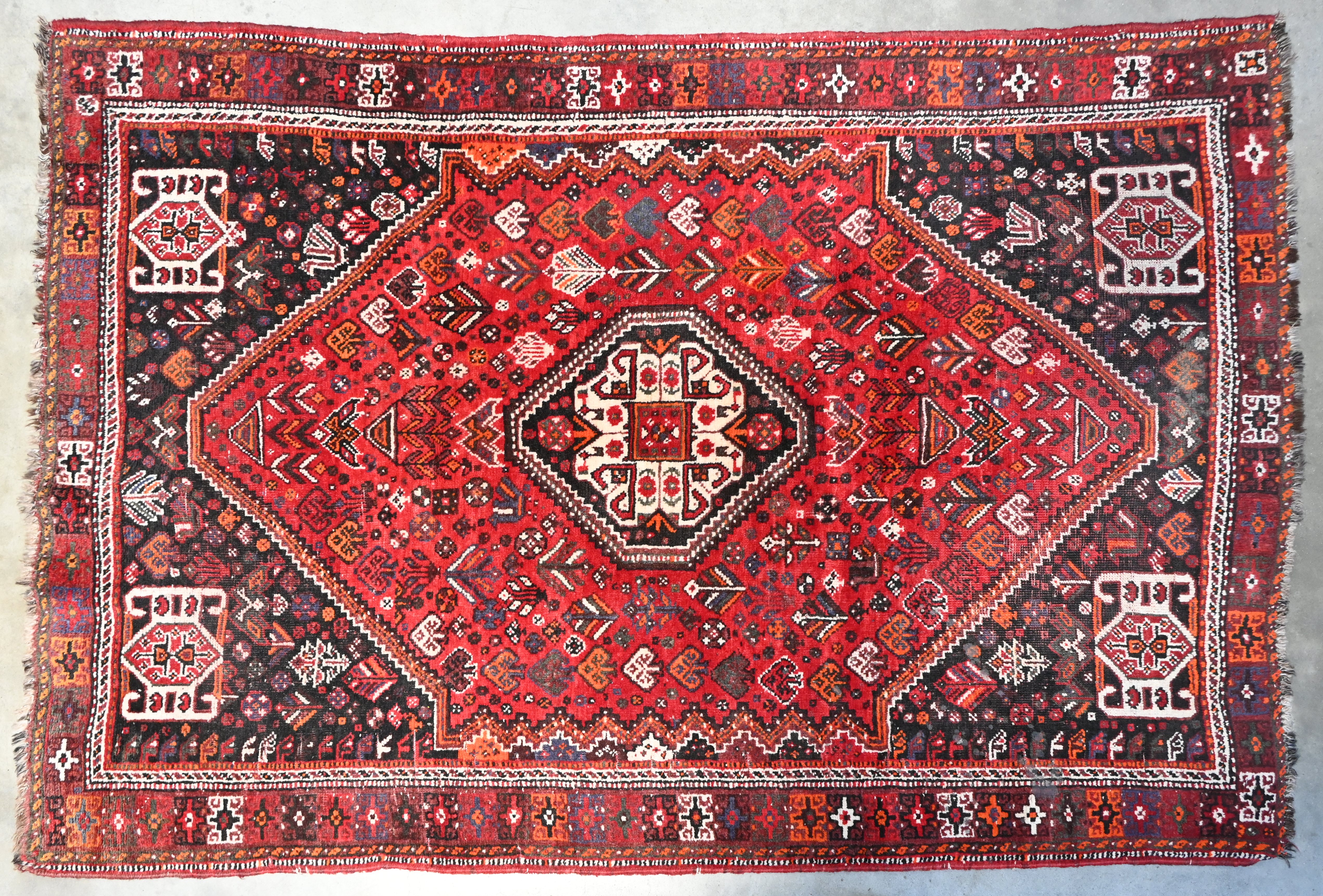 Een wollen handgeknoopt Perzisch tapijt Een wollen handgeknoopt Perzisch tapijt.