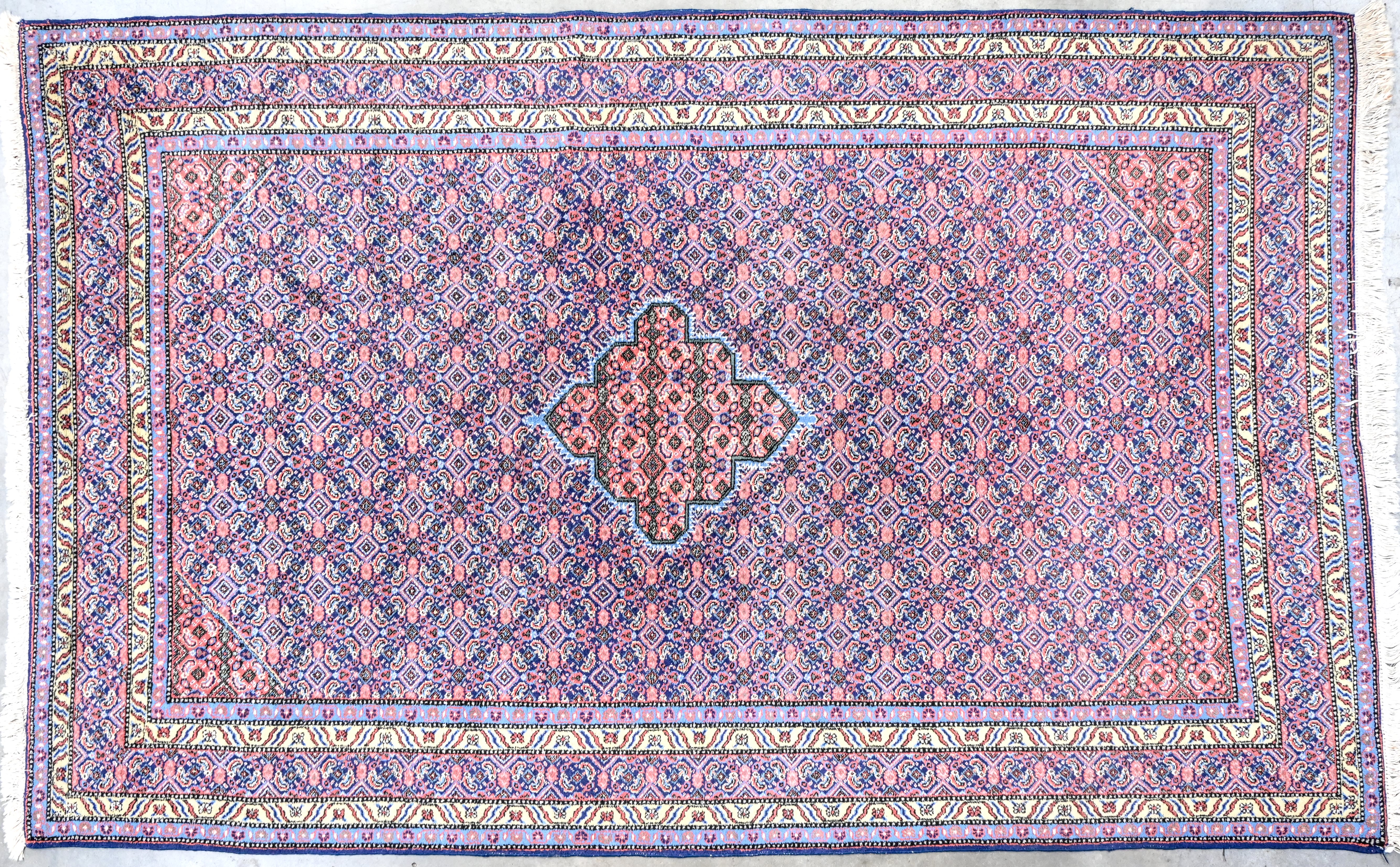 Een handgeknoopt Oosters tapijt Een handgeknoopt Oosters tapijt.