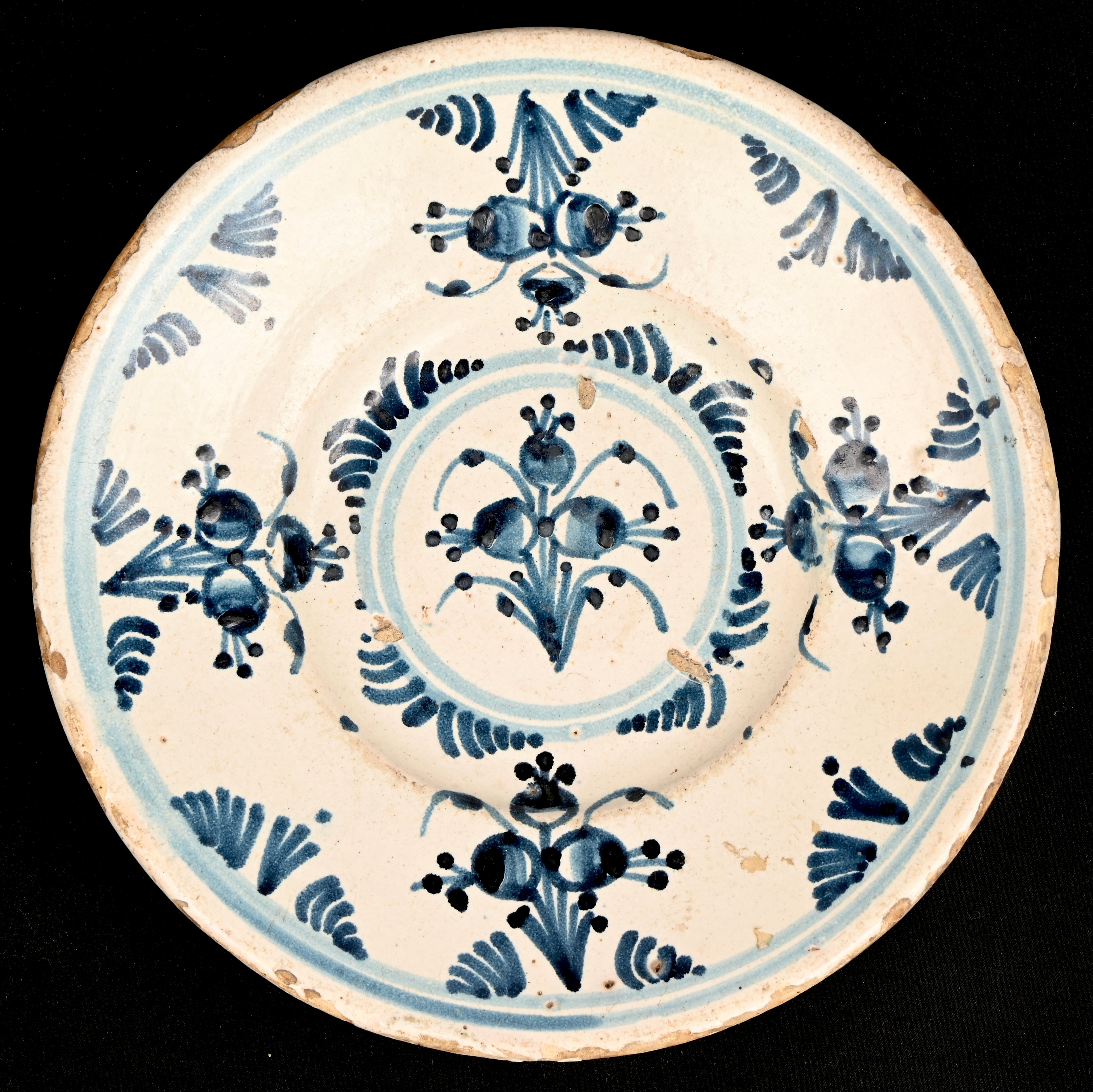 Een 18e eeuws Catalaans schaaltje van blauw-wit geglazuurd aardewerk Een 18e eeuws Catalaans schaaltje van blauw-wit geglazuurd aardewerk.